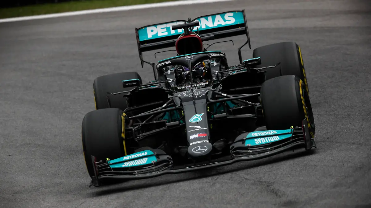 Formula 1 2021: Brazilian GP AUToDROMO JOS CARLOS PACE, BRAZIL - NOVEMBER 12: Sir Lewis Hamilton, Mercedes W12 during the Brazilian GP at Autodromo Jos Carlos Pace on Friday November 12, 2021 in Sao Paulo, Brazil. Photo by Charles Coates / LAT Images Images PUBLICATIONxINxGERxSUIxAUTxHUNxONLY GP2119_164259_09I0564