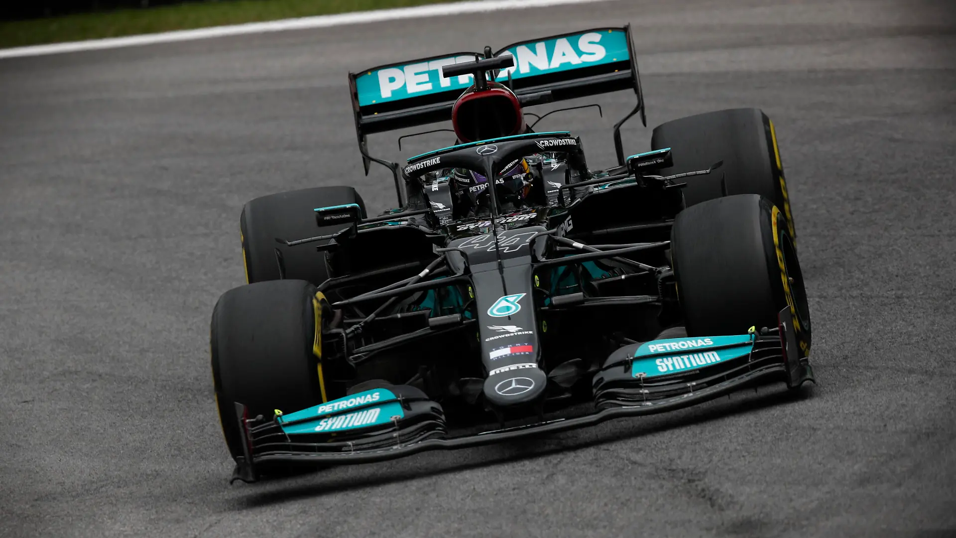Formula 1 2021: Brazilian GP AUToDROMO JOS CARLOS PACE, BRAZIL - NOVEMBER 12: Sir Lewis Hamilton, Mercedes W12 during the Brazilian GP at Autodromo Jos Carlos Pace on Friday November 12, 2021 in Sao Paulo, Brazil. Photo by Charles Coates / LAT Images Images PUBLICATIONxINxGERxSUIxAUTxHUNxONLY GP2119_164259_09I0564