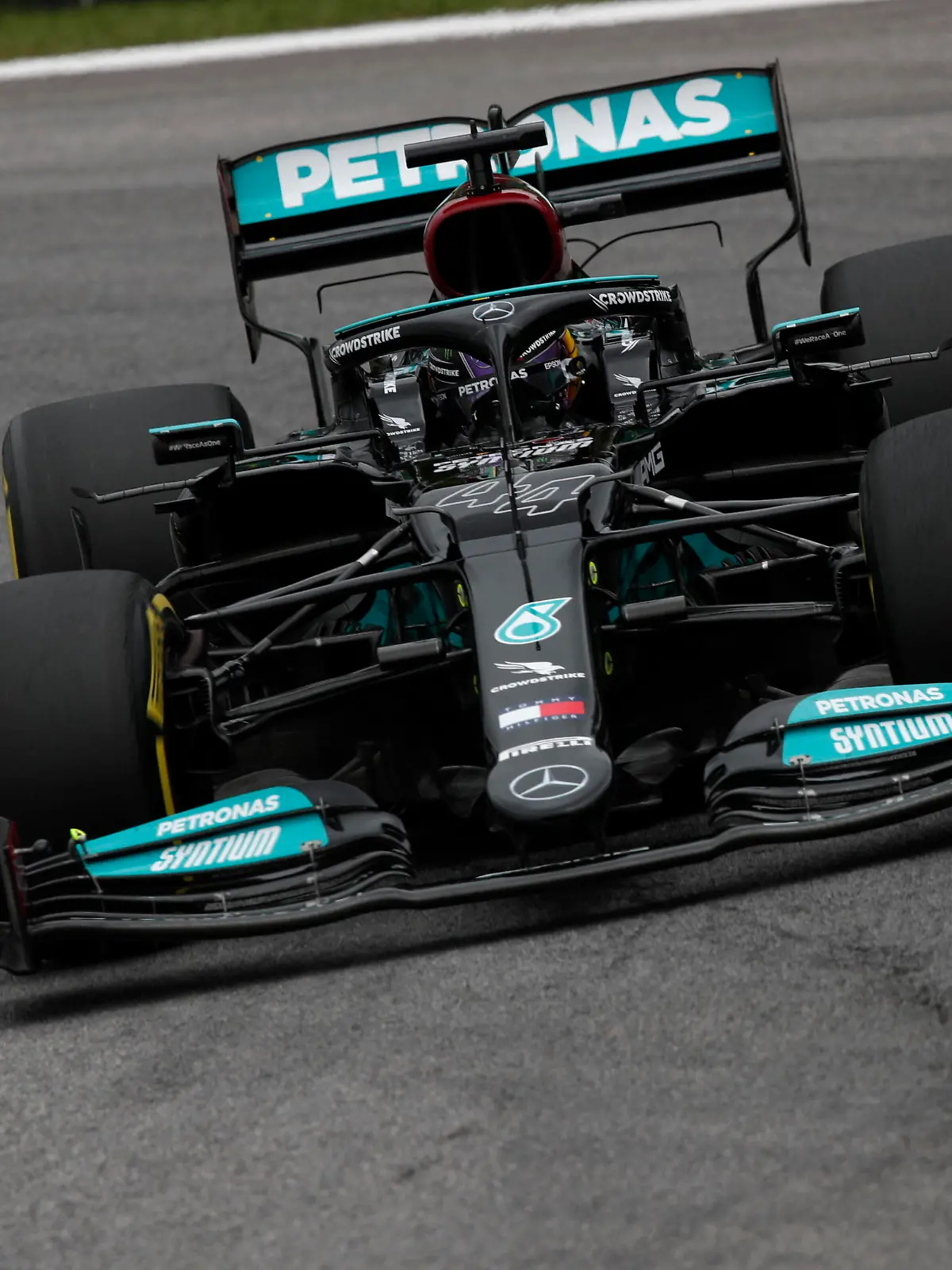  Formula 1 2021: Brazilian GP AUToDROMO JOS CARLOS PACE, BRAZIL - NOVEMBER 12: Sir Lewis Hamilton, Mercedes W12 during the Brazilian GP at Autodromo Jos Carlos Pace on Friday November 12, 2021 in Sao Paulo, Brazil. Photo by Charles Coates / LAT Images Images PUBLICATIONxINxGERxSUIxAUTxHUNxONLY GP2119_164259_09I0564
