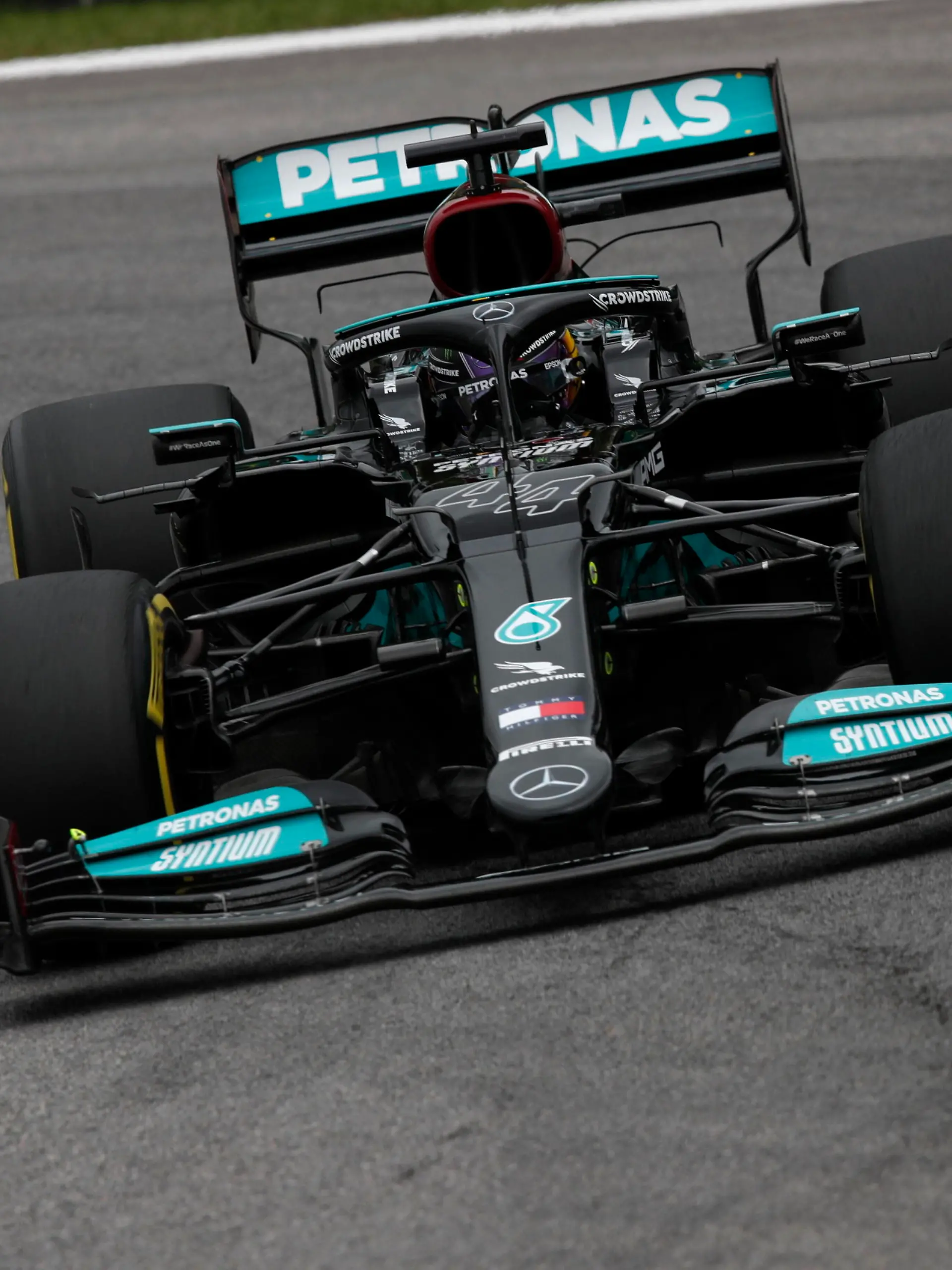  Formula 1 2021: Brazilian GP AUToDROMO JOS CARLOS PACE, BRAZIL - NOVEMBER 12: Sir Lewis Hamilton, Mercedes W12 during the Brazilian GP at Autodromo Jos Carlos Pace on Friday November 12, 2021 in Sao Paulo, Brazil. Photo by Charles Coates / LAT Images Images PUBLICATIONxINxGERxSUIxAUTxHUNxONLY GP2119_164259_09I0564