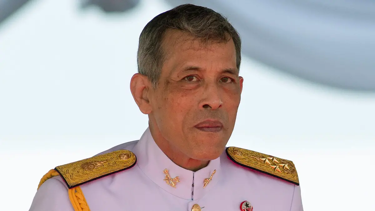 ARCHIV - 12.05.2017, Thailand, Bangkok: Maha Vajiralongkorn, König von Thailand, nimmt an der traditionellen königlichen Pflugzeremonie teil. Die Hotels im ganzen Land sind wegen der Corona-Krise geschlossen - das Vier-Sterne-Hotel «Grand Hotel Sonnenbichl» in Garmisch-Partenkirchen ist trotzdem belegt: Thai-König Maha Vajiralongkorn hat sich dort offensichtlich mit seinem Gefolge einquartiert - mit Sondergenehmigung. Foto: Sakchai Lalit/AP/dpa +++ dpa-Bildfunk +++