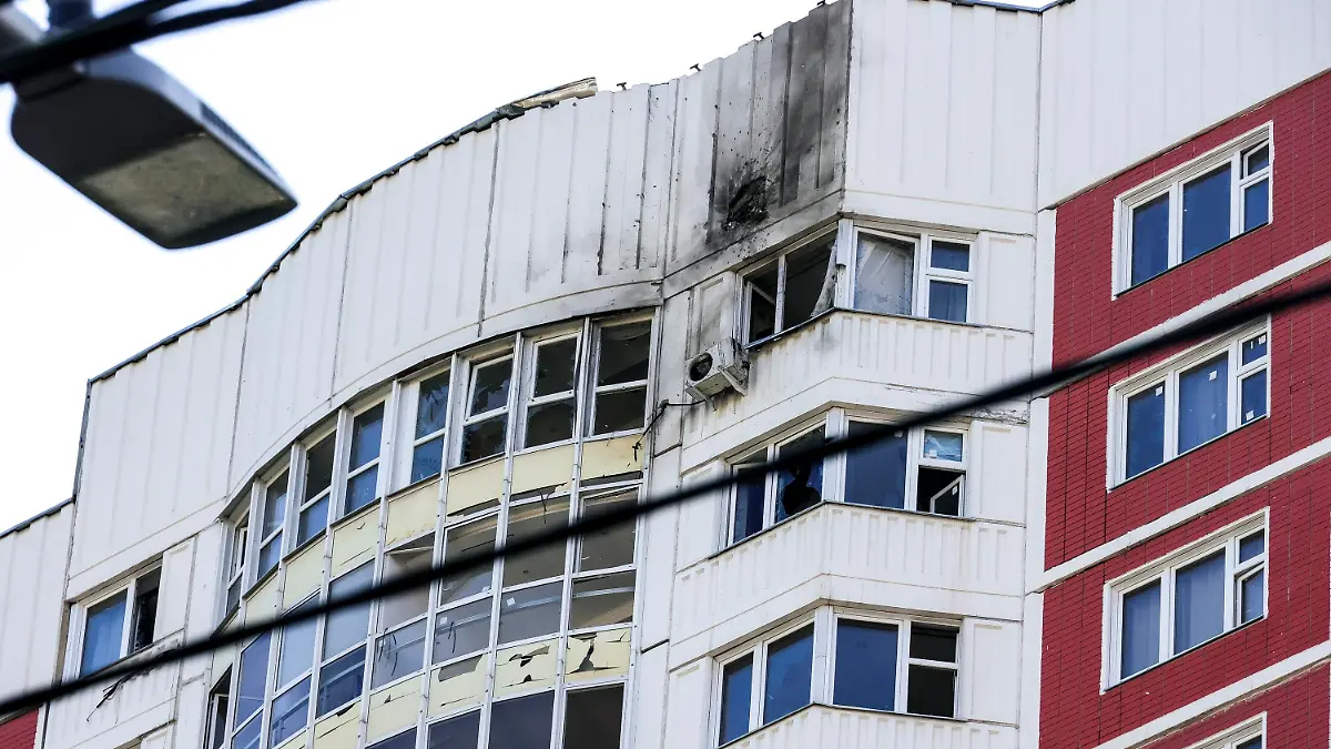 30.05.2023, Russland, Moskau: Ein Wohnhaus, das Berichten zufolge durch eine ukrainische Drohne beschädigt wurde. Russlands Hauptstadt Moskau ist Bürgermeister Sergej Sobjanin zufolge von mehreren Drohnen angegriffen worden. (zu dpa «Bürgermeister: Moskau von mehreren Drohnen attackiert») Foto: Uncredited/AP +++ dpa-Bildfunk +++