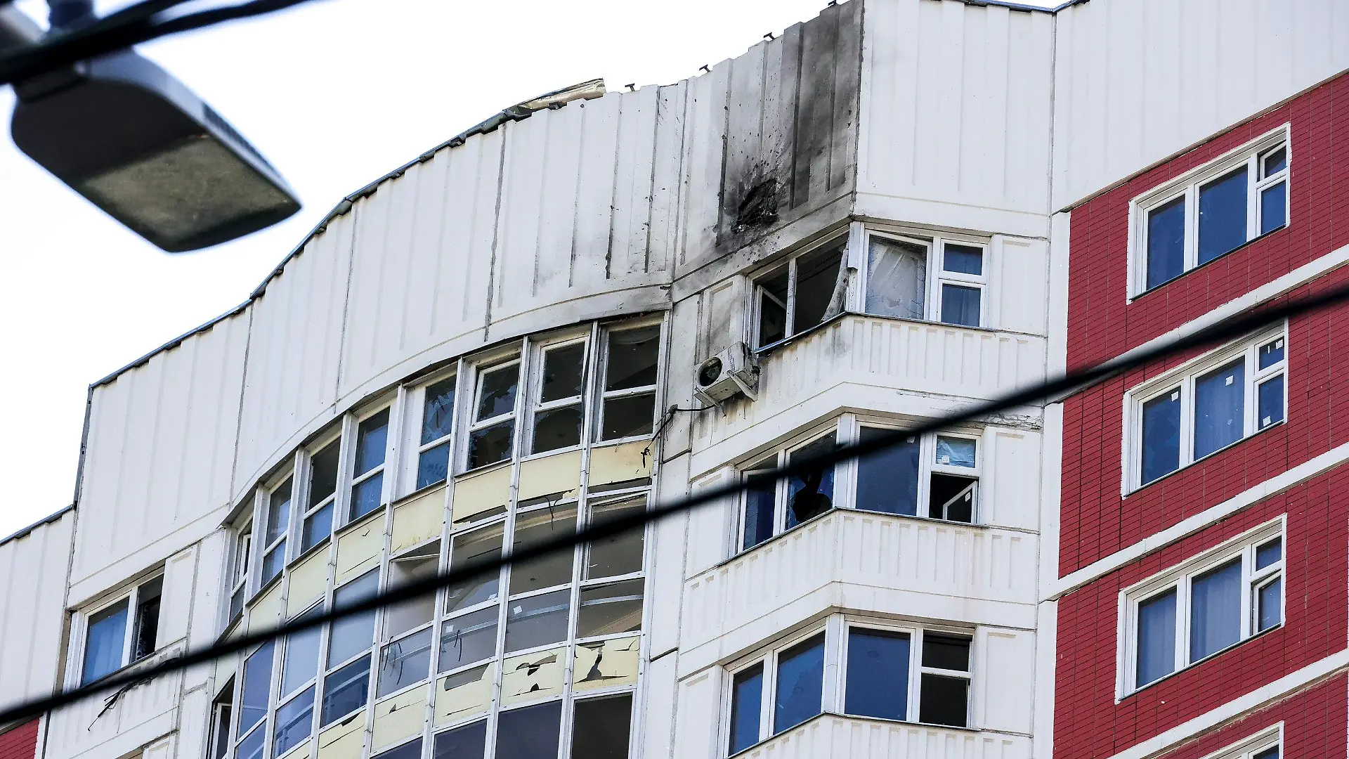 30.05.2023, Russland, Moskau: Ein Wohnhaus, das Berichten zufolge durch eine ukrainische Drohne beschädigt wurde. Russlands Hauptstadt Moskau ist Bürgermeister Sergej Sobjanin zufolge von mehreren Drohnen angegriffen worden. (zu dpa «Bürgermeister: Moskau von mehreren Drohnen attackiert») Foto: Uncredited/AP +++ dpa-Bildfunk +++