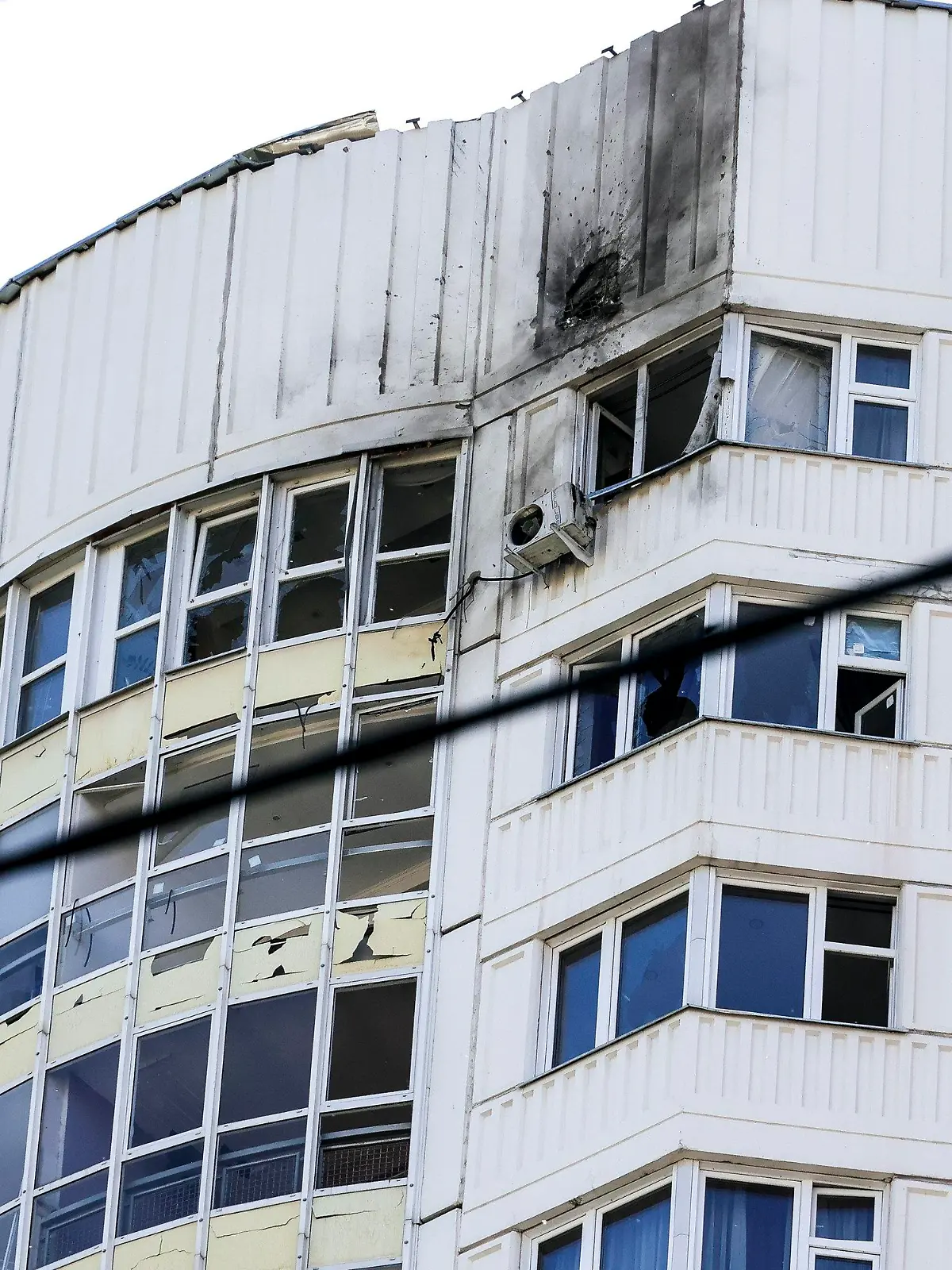 30.05.2023, Russland, Moskau: Ein Wohnhaus, das Berichten zufolge durch eine ukrainische Drohne beschädigt wurde. Russlands Hauptstadt Moskau ist Bürgermeister Sergej Sobjanin zufolge von mehreren Drohnen angegriffen worden. (zu dpa «Bürgermeister: Moskau von mehreren Drohnen attackiert») Foto: Uncredited/AP +++ dpa-Bildfunk +++