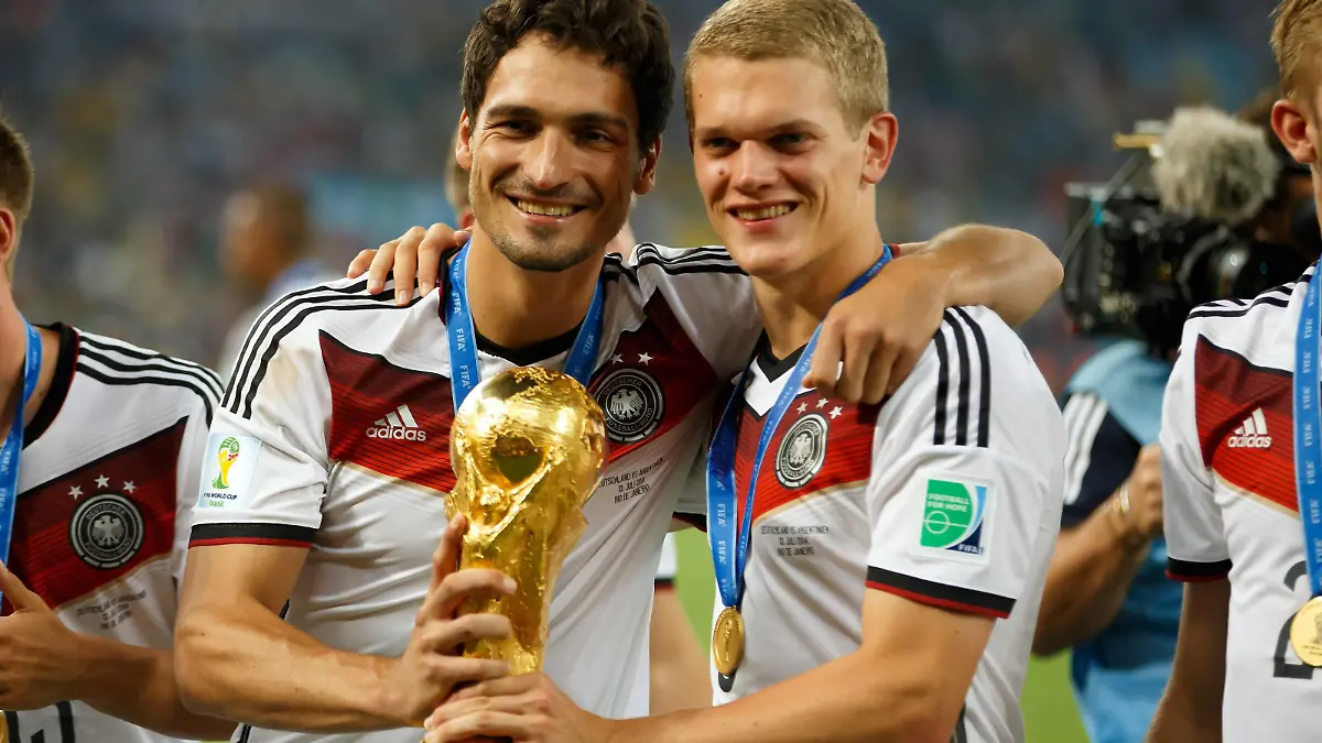 Mats Hummels of Germany celebrates winning the FIFA World Cup by lifting the trophy with Matthias Ginter BPI_Ger_Arg_WCF2BQ_9573.jpg PUBLICATIONxNOTxINxUKxFRAxNEDxESPxSWExPOLxCHNxJPNMats Hummels of Germany Celebrates Winning The FIFA World Cup by Lifting The Trophy with Matthias Ginter  jpg PUBLICATIONxNOTxINxUKxFRAxNEDxESPxSWExPOLxCHNxJPN