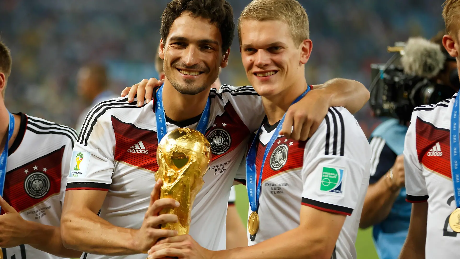 Mats Hummels of Germany celebrates winning the FIFA World Cup by lifting the trophy with Matthias Ginter BPI_Ger_Arg_WCF2BQ_9573.jpg PUBLICATIONxNOTxINxUKxFRAxNEDxESPxSWExPOLxCHNxJPNMats Hummels of Germany Celebrates Winning The FIFA World Cup by Lifting The Trophy with Matthias Ginter jpg PUBLICATIONxNOTxINxUKxFRAxNEDxESPxSWExPOLxCHNxJPN