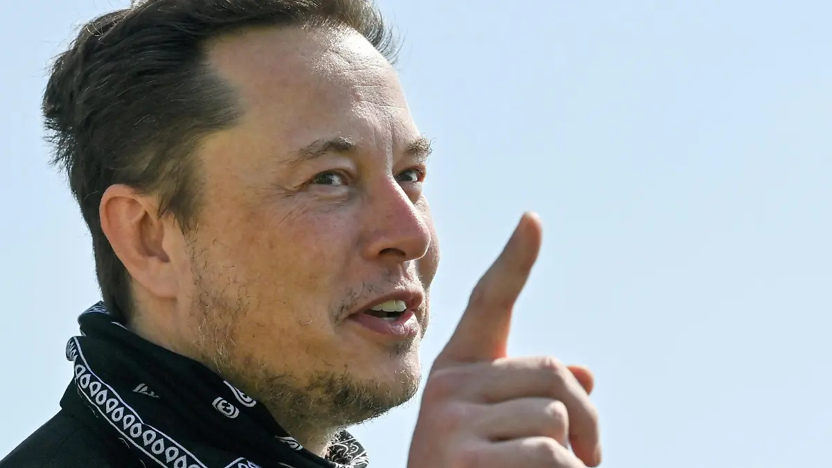 FILE PHOTO: Tesla CEO Elon Musk gestures as he visits the construction site of Tesla's Gigafactory in Gruenheide near Berlin, Germany, August 13, 2021. Patrick Pleul/Pool via Reuters/File Photo/File Photo