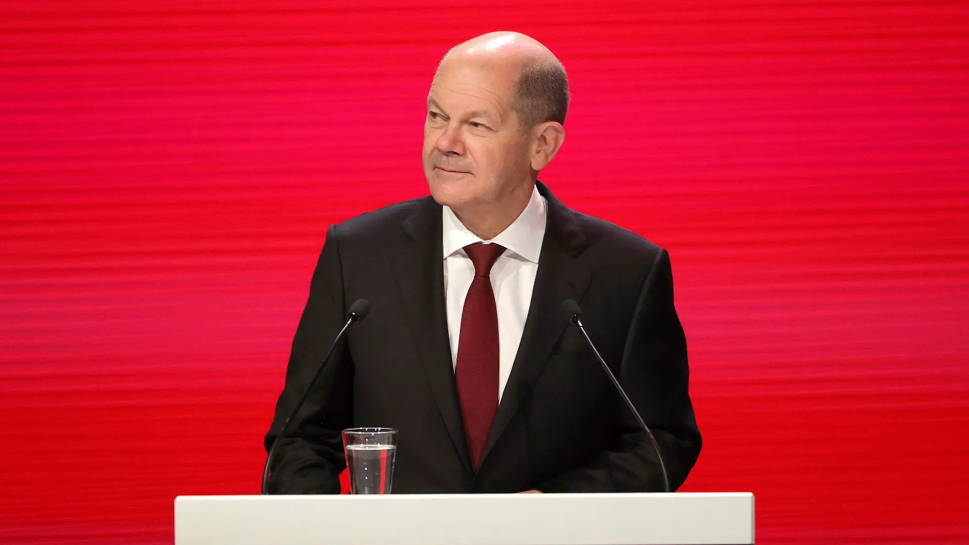 ARCHIV - 05.11.2021, Schweden, Göteborg: Olaf Scholz (SPD), Bundesfinanzminister und Kanzlerkandidat, spricht während des Parteitags der schwedischen Sozialdemokraten. (zu dpa: «Umfrage: Mehrheit glaubt nicht an neue Regierung in Nikolauswoche») Foto: Adam Ihse/TT NEWS AGENCY/AP/dpa +++ dpa-Bildfunk +++