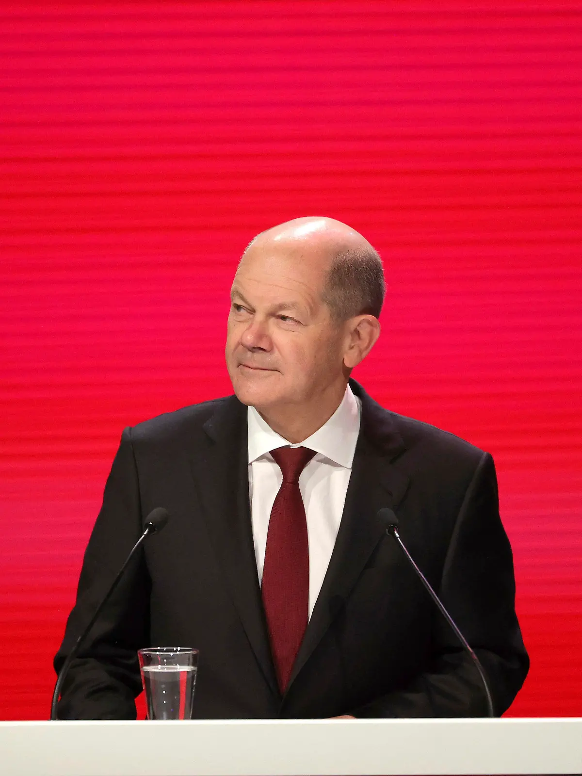 ARCHIV - 05.11.2021, Schweden, Göteborg: Olaf Scholz (SPD), Bundesfinanzminister und Kanzlerkandidat, spricht während des Parteitags der schwedischen Sozialdemokraten. (zu dpa: «Umfrage: Mehrheit glaubt nicht an neue Regierung in Nikolauswoche») Foto: Adam Ihse/TT NEWS AGENCY/AP/dpa +++ dpa-Bildfunk +++