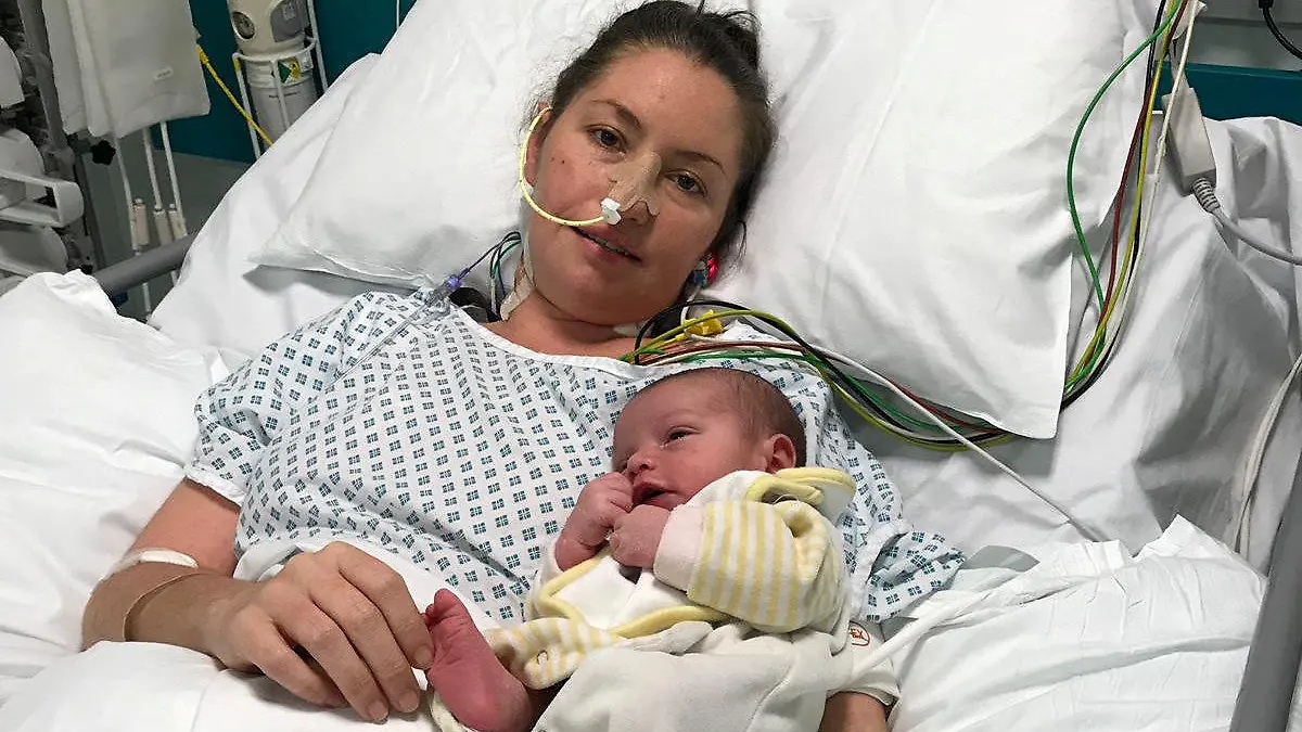 SONDERKONDITIONEN: Satzpreis!
Shelly Young with son Maxwell in hospital. See SWNS story SWBRsepsis; A mum left fighting for her life from an infection developed after giving birth is calling for lessons to be learned following NHS failures to recognize symptoms of sepsis. Shelly Young, 33, was readmitted to Royal Berkshire Hospital four days after surgery to remove placenta which became stuck when she gave birth to son Maxwell. Shelly, who has three other children, Olivia, Freddie and Alexander, said she now suffers with constant pain, including in her chest, and muscle spasms and weakness. She has also been diagnosed with post-traumatic stress disorder, post-intensive care syndrome and post-sepsis syndrome.
/ action press
