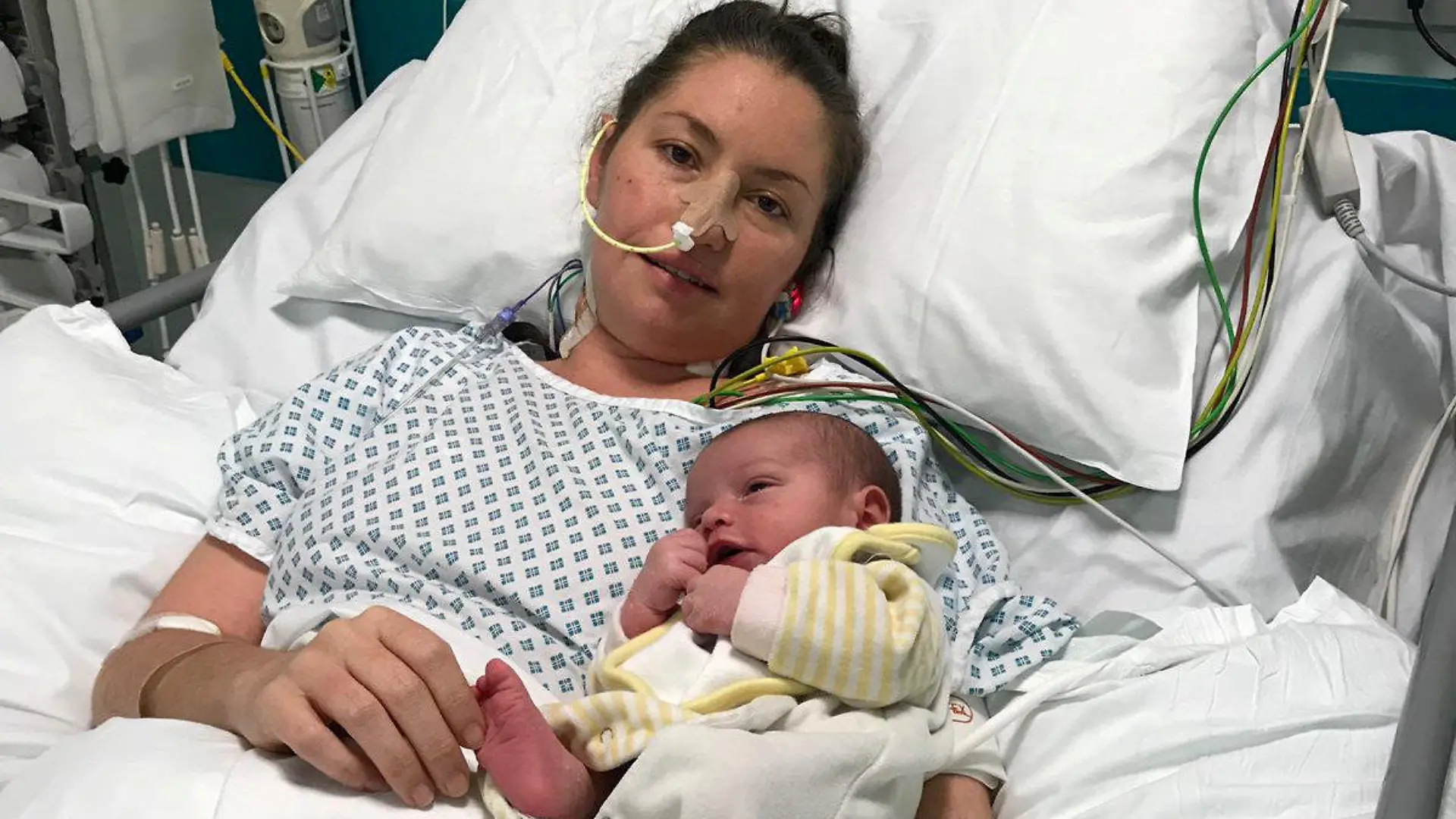 SONDERKONDITIONEN: Satzpreis!
Shelly Young with son Maxwell in hospital. See SWNS story SWBRsepsis; A mum left fighting for her life from an infection developed after giving birth is calling for lessons to be learned following NHS failures to recognize symptoms of sepsis. Shelly Young, 33, was readmitted to Royal Berkshire Hospital four days after surgery to remove placenta which became stuck when she gave birth to son Maxwell. Shelly, who has three other children, Olivia, Freddie and Alexander, said she now suffers with constant pain, including in her chest, and muscle spasms and weakness. She has also been diagnosed with post-traumatic stress disorder, post-intensive care syndrome and post-sepsis syndrome.
/ action press