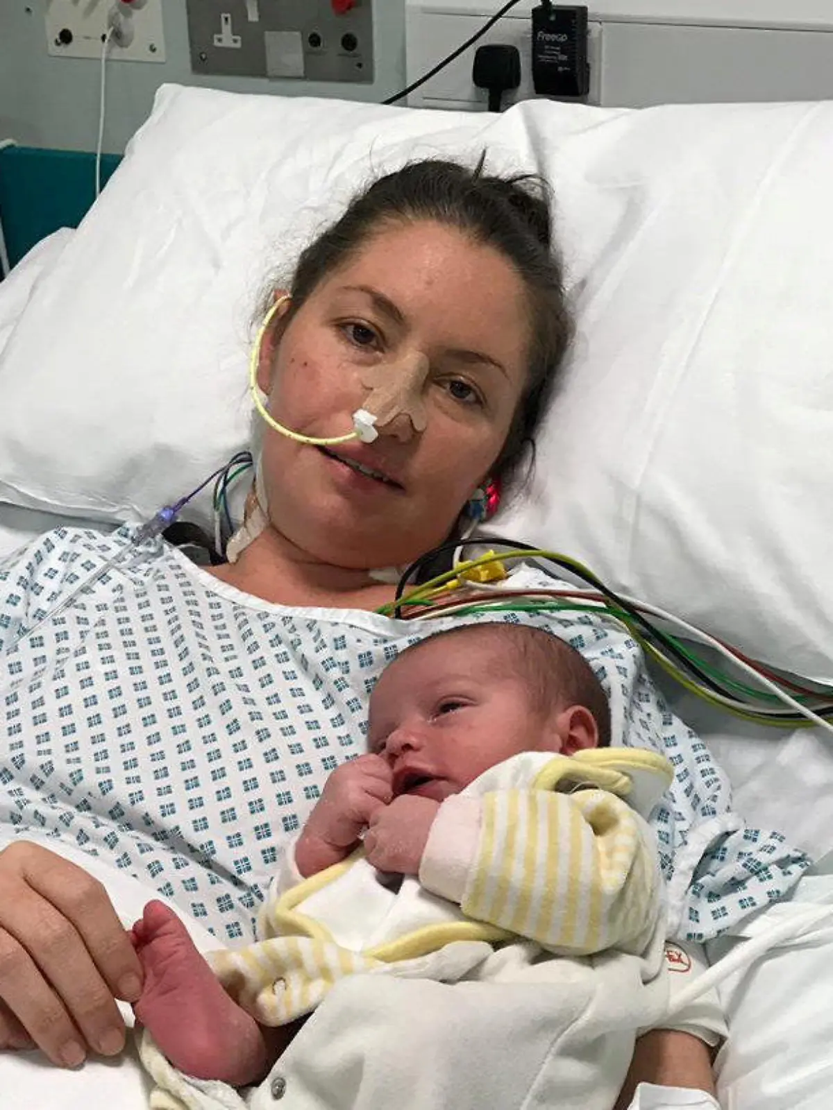 SONDERKONDITIONEN: Satzpreis!
Shelly Young with son Maxwell in hospital. See SWNS story SWBRsepsis; A mum left fighting for her life from an infection developed after giving birth is calling for lessons to be learned following NHS failures to recognize symptoms of sepsis. Shelly Young, 33, was readmitted to Royal Berkshire Hospital four days after surgery to remove placenta which became stuck when she gave birth to son Maxwell. Shelly, who has three other children, Olivia, Freddie and Alexander, said she now suffers with constant pain, including in her chest, and muscle spasms and weakness. She has also been diagnosed with post-traumatic stress disorder, post-intensive care syndrome and post-sepsis syndrome.
 / action press