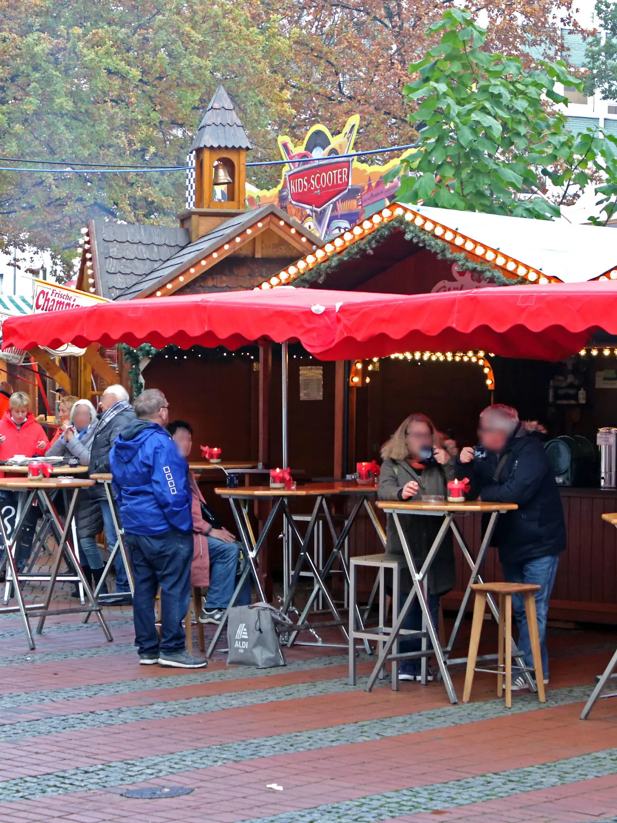 Kleinere Weihnachtsmärkte Weihnachtsmarkt in den Vororten der Großstadt Essen mit der 3G-Regelung Essen Nordrhein-Westfalen Deutschland Steele *** Smaller Christmas markets Christmas market in the suburbs of the city of Essen with 3G regulation Essen North Rhine-Westphalia Germany Steele 