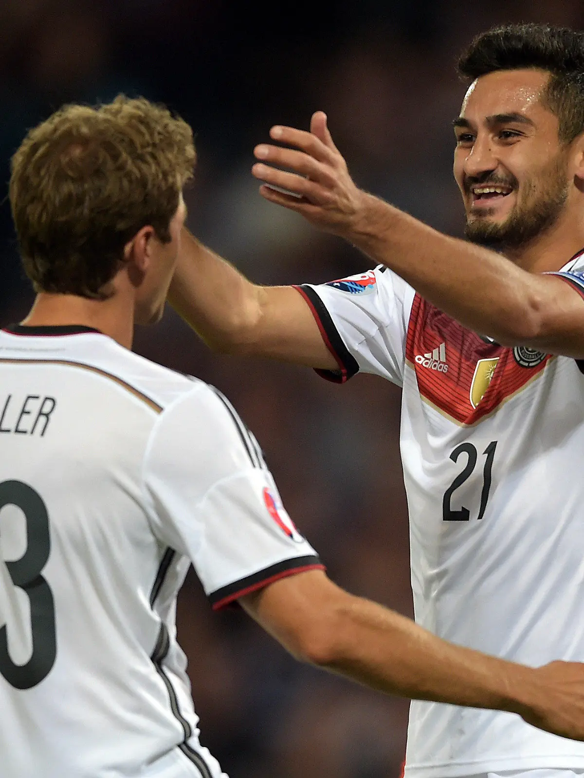 Germany's Ilkay Gündogan (L) and Thomas Müller celebrate after scoring the 3:2 during the UEFA EURO 2016 group D qualifying match between Scotland and Germany at Hampden Park Stadium in Glasgow, Britain, 07 September 2015. Photo: Federico Gambarini/dpa +++(c) dpa - Bildfunk+++