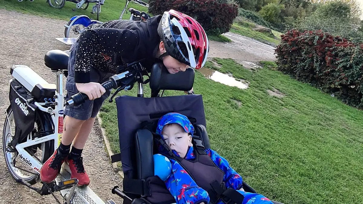 SONDERKONDITIONEN: Satzpreis!
Für seinen kranken Bruder Reuben: Der siebenjährige Harry Byrne hat für eine Spendensammlung die Strecke zweimal um den Mond absolviert -- Seven-year-old Harry Byrne, who has just completed a challenge travelling the distance twice around the moon (13,500 miles) to raise awareness and money for his little brother Reuben (pictured). See SWNS story SWBRmoon; A seven-year-old boy has raised over £10,000 for his terminally ill little brother after walking, running, cycling and swimming the circumference of the MOON - twice. Harry Byrne has spent the last three months covering more than 13,500 miles with the help of a team of dedicated 'moon trekkers', for his little brother Reuben, two. Reuben was born with a condition that causes his brain to deteriorate and so rare it doesn?t have a name yet - and there are fewer than 20 recorded cases worldwide. Doting brother Harry often tells his younger brother he loves him "to the moon and back", and wanted to prove it by travelling the circumference of the moon - a feat that he remarkably managed twice. / action press