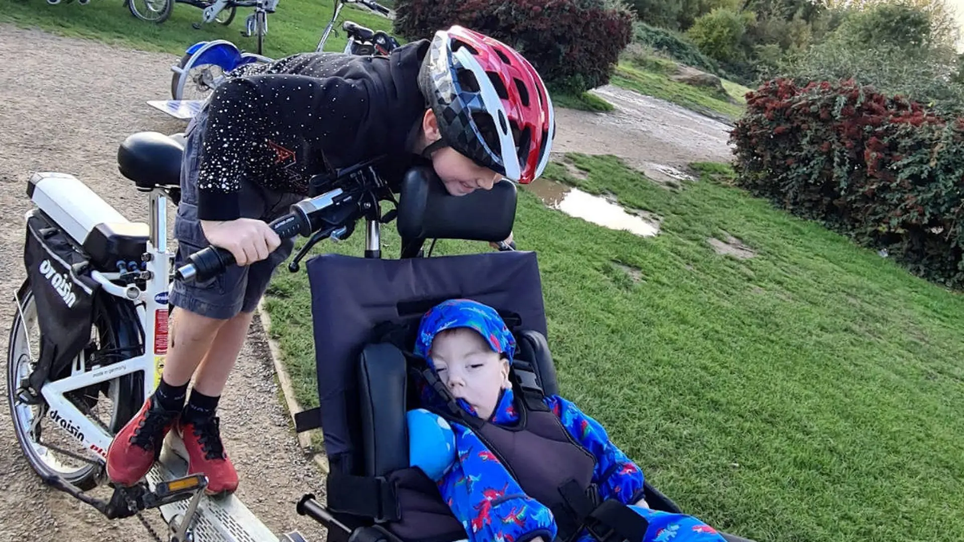 SONDERKONDITIONEN: Satzpreis!
Für seinen kranken Bruder Reuben: Der siebenjährige Harry Byrne hat für eine Spendensammlung die Strecke zweimal um den Mond absolviert -- Seven-year-old Harry Byrne, who has just completed a challenge travelling the distance twice around the moon (13,500 miles) to raise awareness and money for his little brother Reuben (pictured). See SWNS story SWBRmoon; A seven-year-old boy has raised over £10,000 for his terminally ill little brother after walking, running, cycling and swimming the circumference of the MOON - twice. Harry Byrne has spent the last three months covering more than 13,500 miles with the help of a team of dedicated 'moon trekkers', for his little brother Reuben, two. Reuben was born with a condition that causes his brain to deteriorate and so rare it doesn?t have a name yet - and there are fewer than 20 recorded cases worldwide. Doting brother Harry often tells his younger brother he loves him "to the moon and back", and wanted to prove it by travelling the circumference of the moon - a feat that he remarkably managed twice. / action press