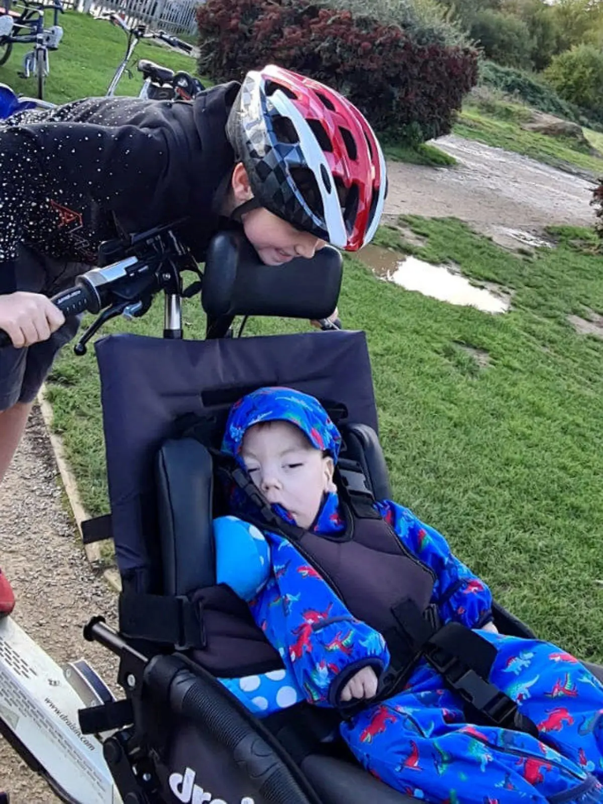 SONDERKONDITIONEN: Satzpreis!
Für seinen kranken Bruder Reuben: Der siebenjährige Harry Byrne hat für eine Spendensammlung die Strecke zweimal um den Mond absolviert  --   Seven-year-old Harry Byrne, who has just completed a challenge travelling the distance twice around the moon (13,500 miles) to raise awareness and money for his little brother Reuben (pictured). See SWNS story SWBRmoon; A seven-year-old boy has raised over £10,000 for his terminally ill little brother after walking, running, cycling and swimming the circumference of the MOON - twice. Harry Byrne has spent the last three months covering more than 13,500 miles with the help of a team of dedicated 'moon trekkers', for his little brother Reuben, two. Reuben was born with a condition that causes his brain to deteriorate and so rare it doesn?t have a name yet - and there are fewer than 20 recorded cases worldwide. Doting brother Harry often tells his younger brother he loves him "to the moon and back", and wanted to prove it by travelling the circumference of the moon - a feat that he remarkably managed twice. / action press