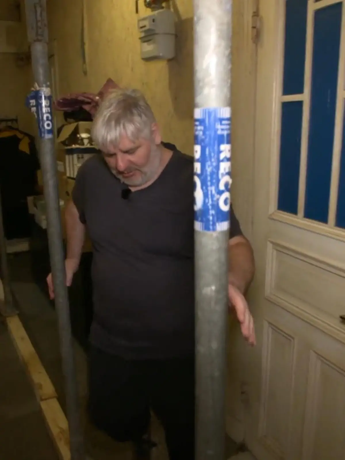 Der Altbau in dem Markus Kienast im beliebten Hamburger Stadtteil steht fast leer. Kienast ist der einzige noch verbliebene Mieter in dem heruntergekommenen Haus, denn die Eigentümer würden es gerne abreißen. Die Diskussionen um seinen Auszug ziehen sich seit Monaten hin. Jetzt wurden in der kleinen Wohnung etliche Metall-Stützpfeiler aufgestellt, die den Alltag des Mieter stark beeinflussen.