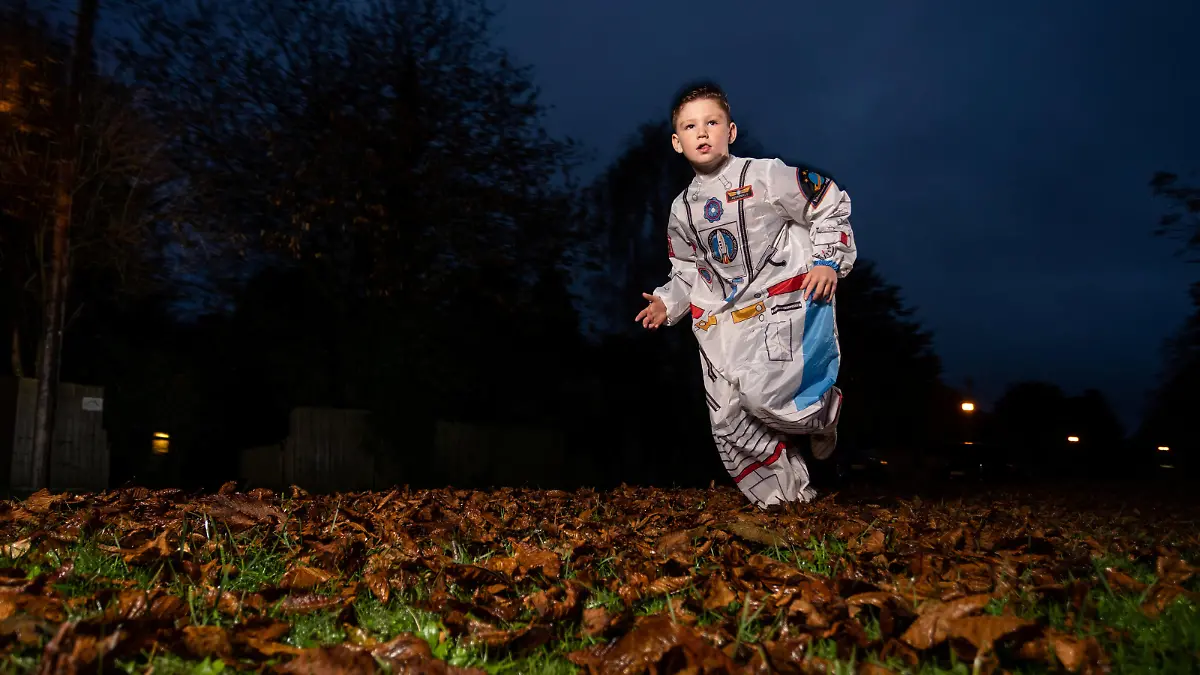 SONDERKONDITIONEN: Satzpreis!
Für seinen kranken Bruder Reuben: Der siebenjährige Harry Byrne hat für eine Spendensammlung die Strecke rund um den Mond absolviert -- A seven-year-old boy has raised over £10,000 for his terminally ill little brother after walking, running, cycling and swimming the circumference of the moon - twice. Harry Byrne has spent the last three months covering more than 13,500 miles with the help of a team of dedicated 'moon trekkers', for his little brother Reuben, two. Larkhill, Wiltshire. 10 November 2021. / action press