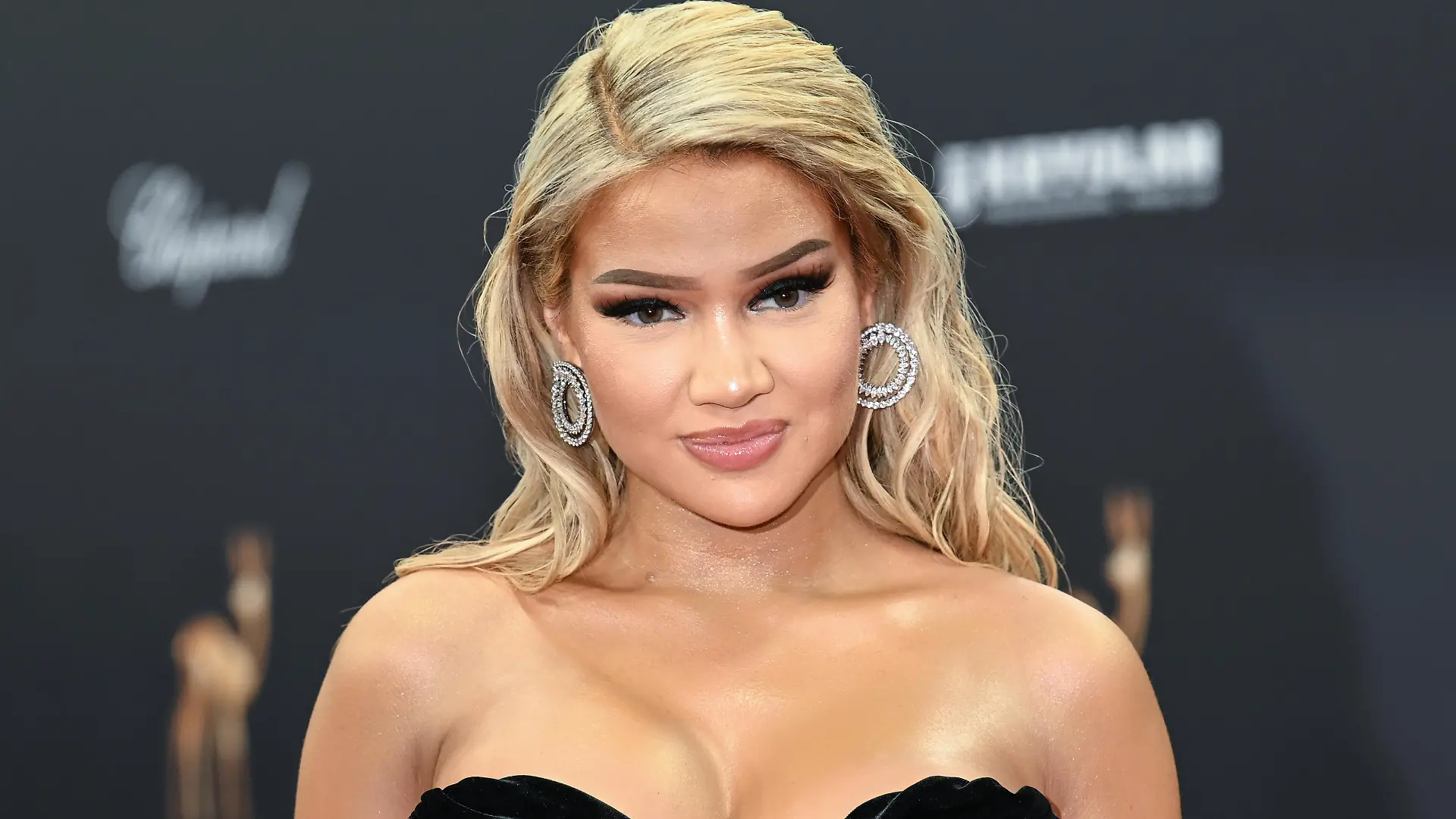 Shirin David, Sängerin und YouTuberin, kommt zur 71. Bambi-Verleihung in das Festspielhaus. Der Medienpreis Bambi wird seit 1948 vom Burda-Verlag vergeben. Er zeichnet erfolgreiche und beliebte Prominente aus.
