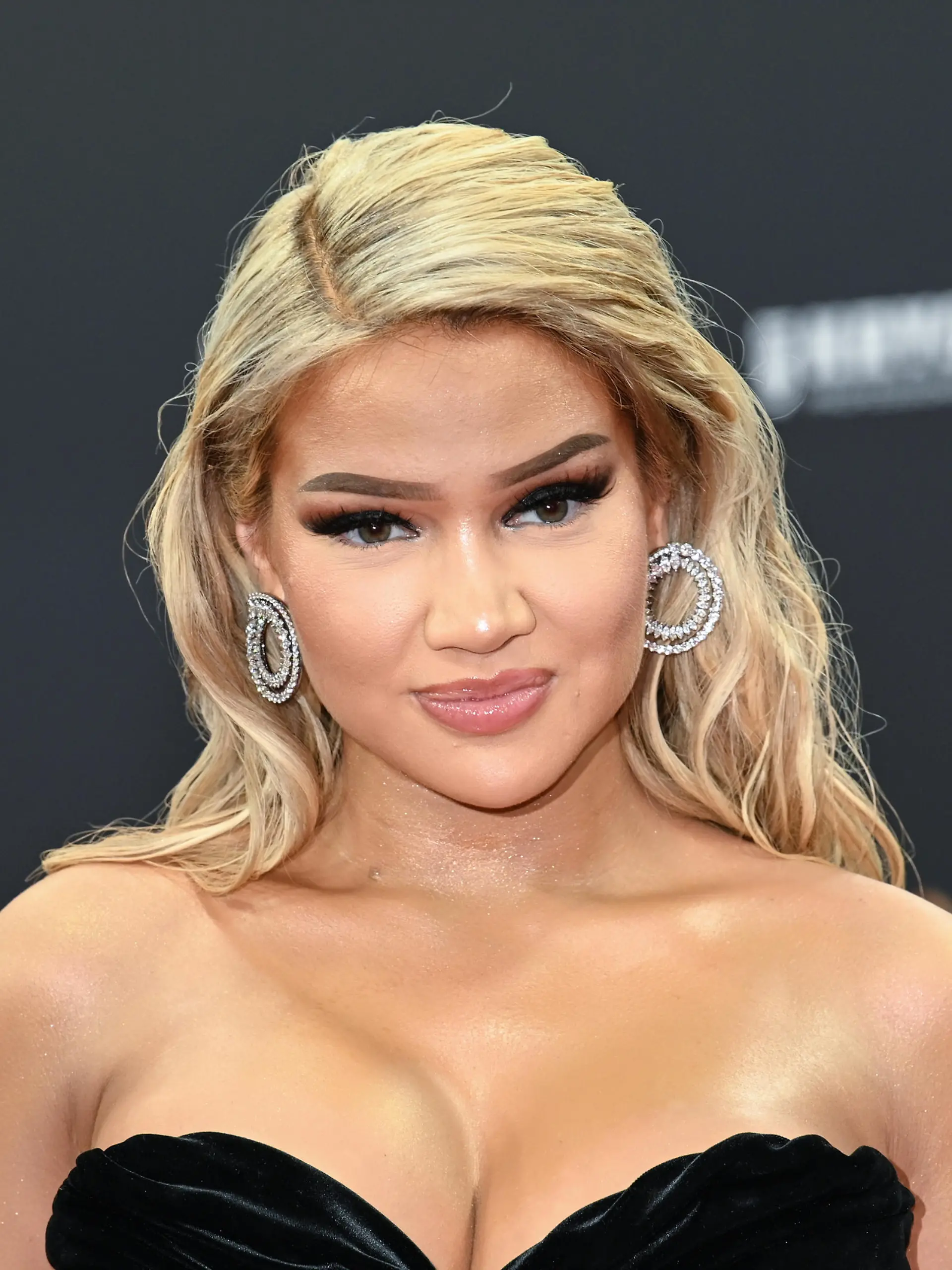 Shirin David, Sängerin und YouTuberin, kommt zur 71. Bambi-Verleihung in das Festspielhaus. Der Medienpreis Bambi wird seit 1948 vom Burda-Verlag vergeben. Er zeichnet erfolgreiche und beliebte Prominente aus.