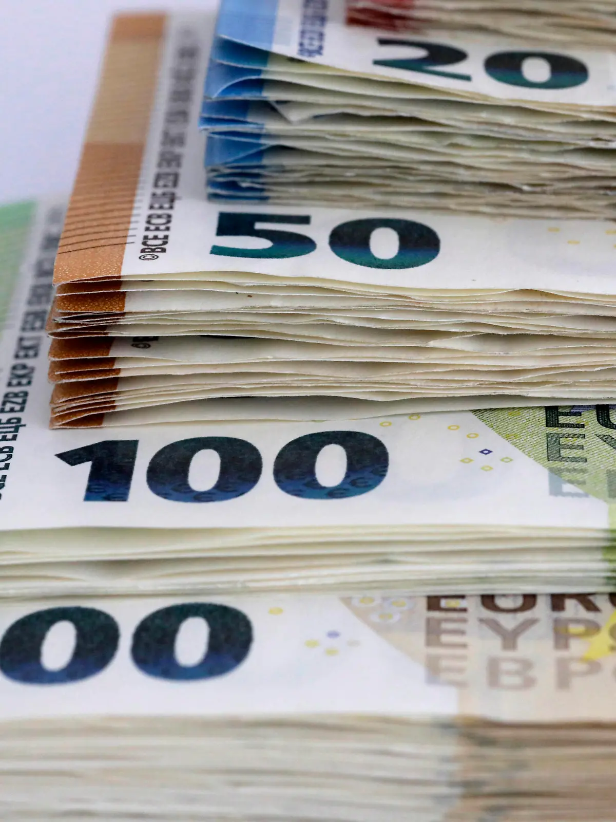  Symbolfoto von Euroscheinen verschiedener Stueckelungen, DEU, Berlin, 14.06.2020 *** Symbol photo of euro notes of different denominations, DEU, Berlin, 14 06 2020