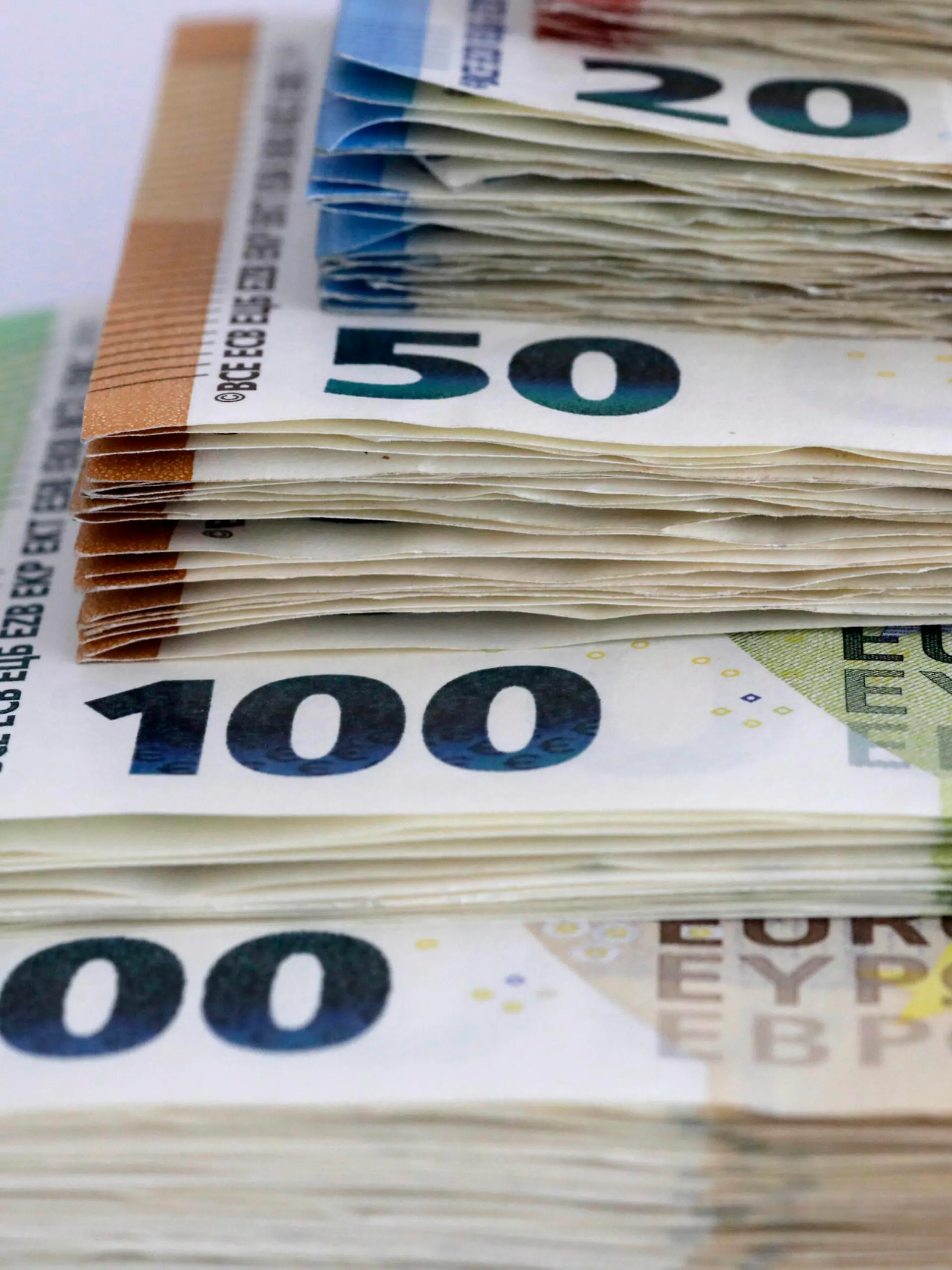  Symbolfoto von Euroscheinen verschiedener Stueckelungen, DEU, Berlin, 14.06.2020 *** Symbol photo of euro notes of different denominations, DEU, Berlin, 14 06 2020