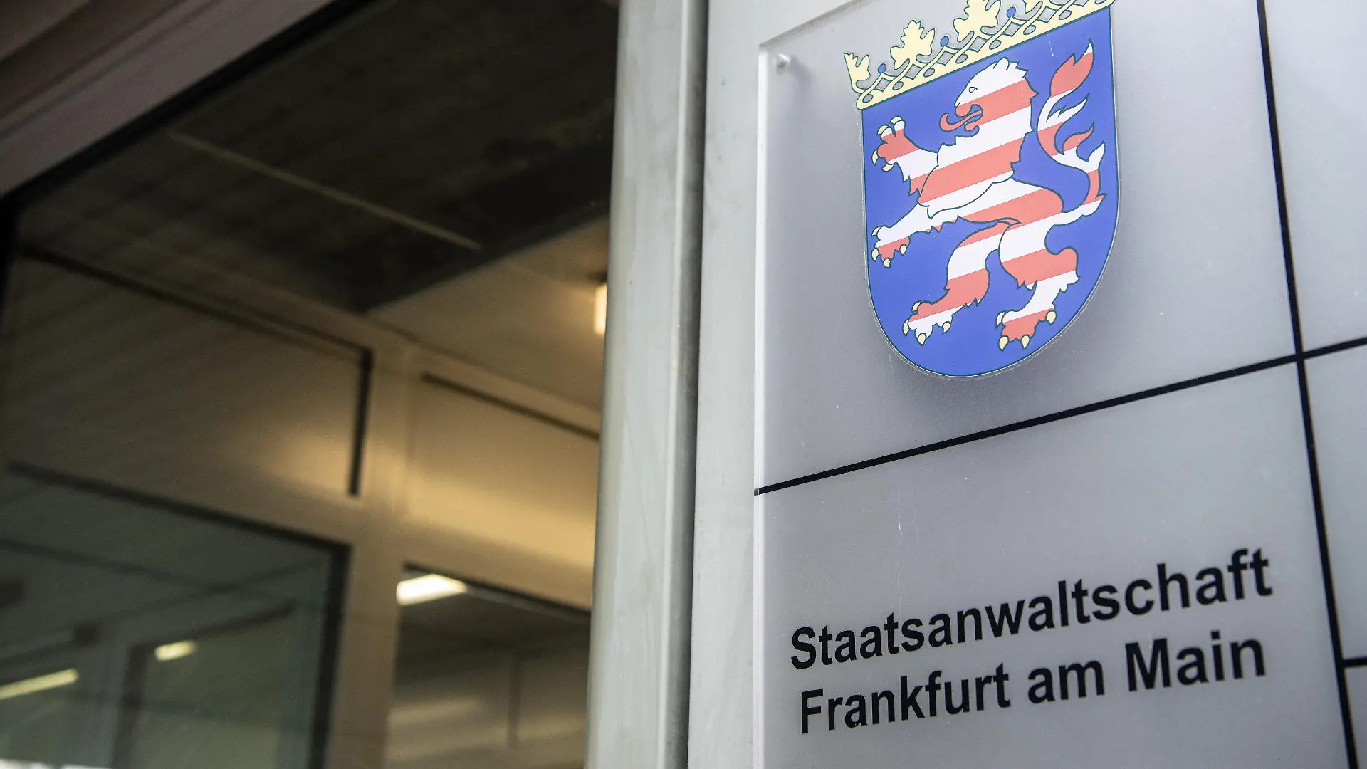 28.10.2021, Hessen, Frankfurt/Main: Der Eingang zum Sitz der Staatsanwaltschaft in Frankfurt am Main. Im Zusammenhang mit den "NSU 2.0" - Drohschreiben hat die Staatsanwaltschaft jetzt Anklage erhoben. Foto: Boris Roessler/dpa +++ dpa-Bildfunk +++