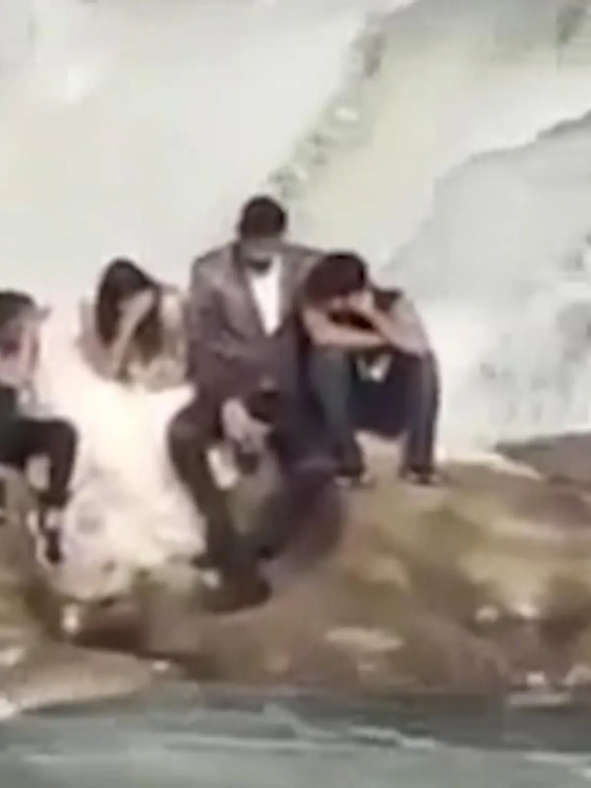 Das Hochzeits - Fotoshooting am Fußes eines indischen Wasserfalls, endete für das Brautpaar  mit einer beinahe Katastrophe.