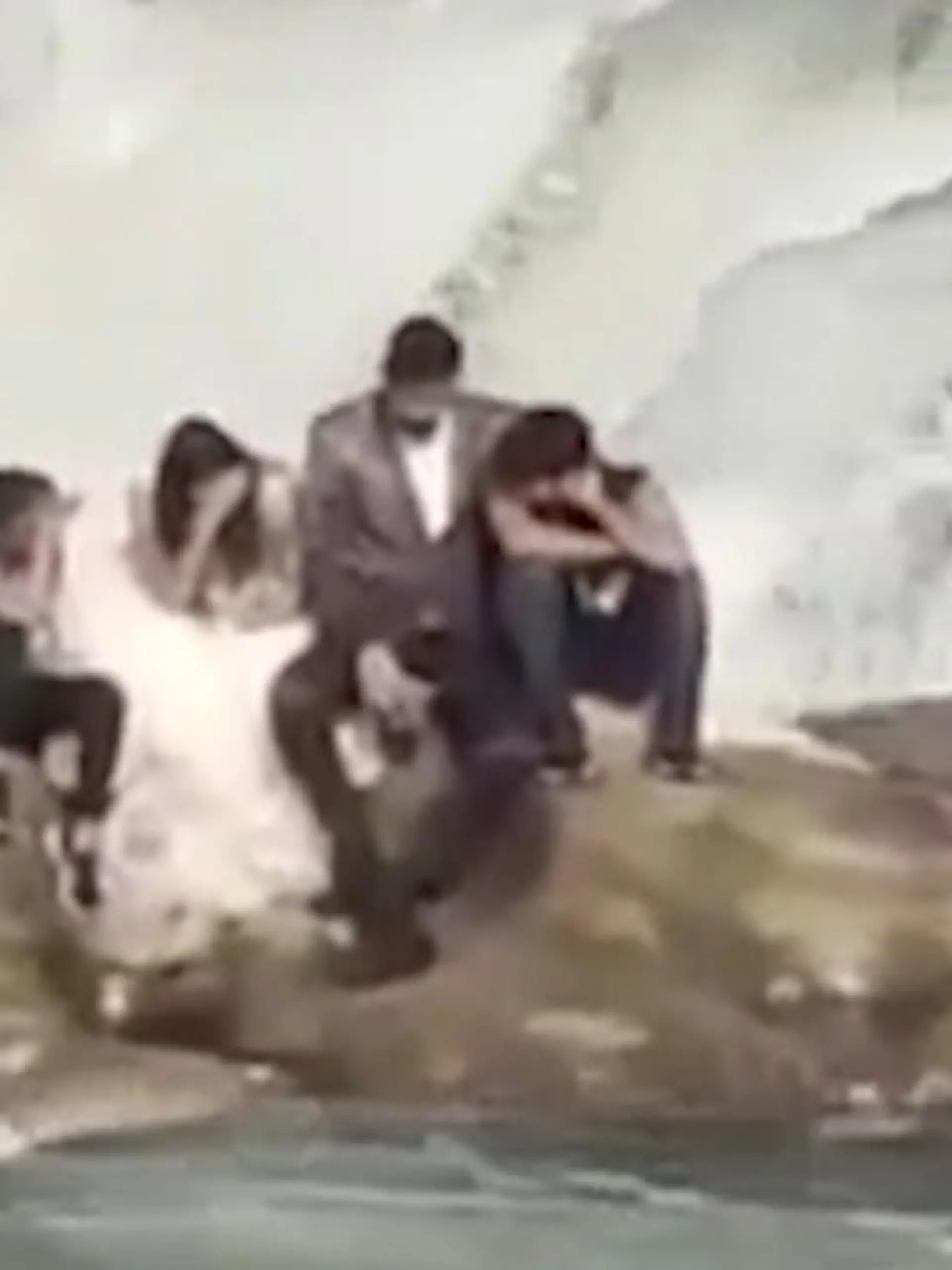 Das Hochzeits - Fotoshooting am Fußes eines indischen Wasserfalls, endete für das Brautpaar  mit einer beinahe Katastrophe.