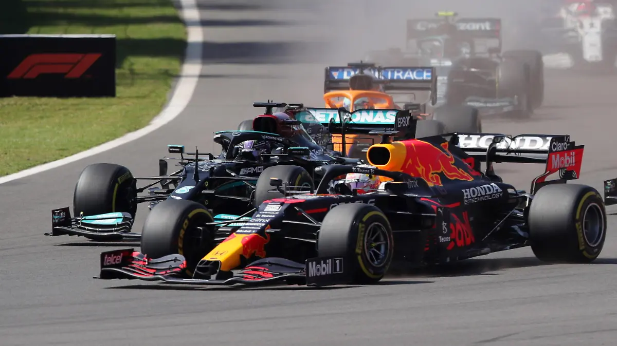 Formula One F1 - Mexico City Grand Prix - Autodromo Hermanos Rodriguez, Mexico City, Mexico - November 7, 2021 Red Bull's Max Verstappen leads Mercedes' Lewis Hamilton at the start of the race REUTERS/Henry Romero