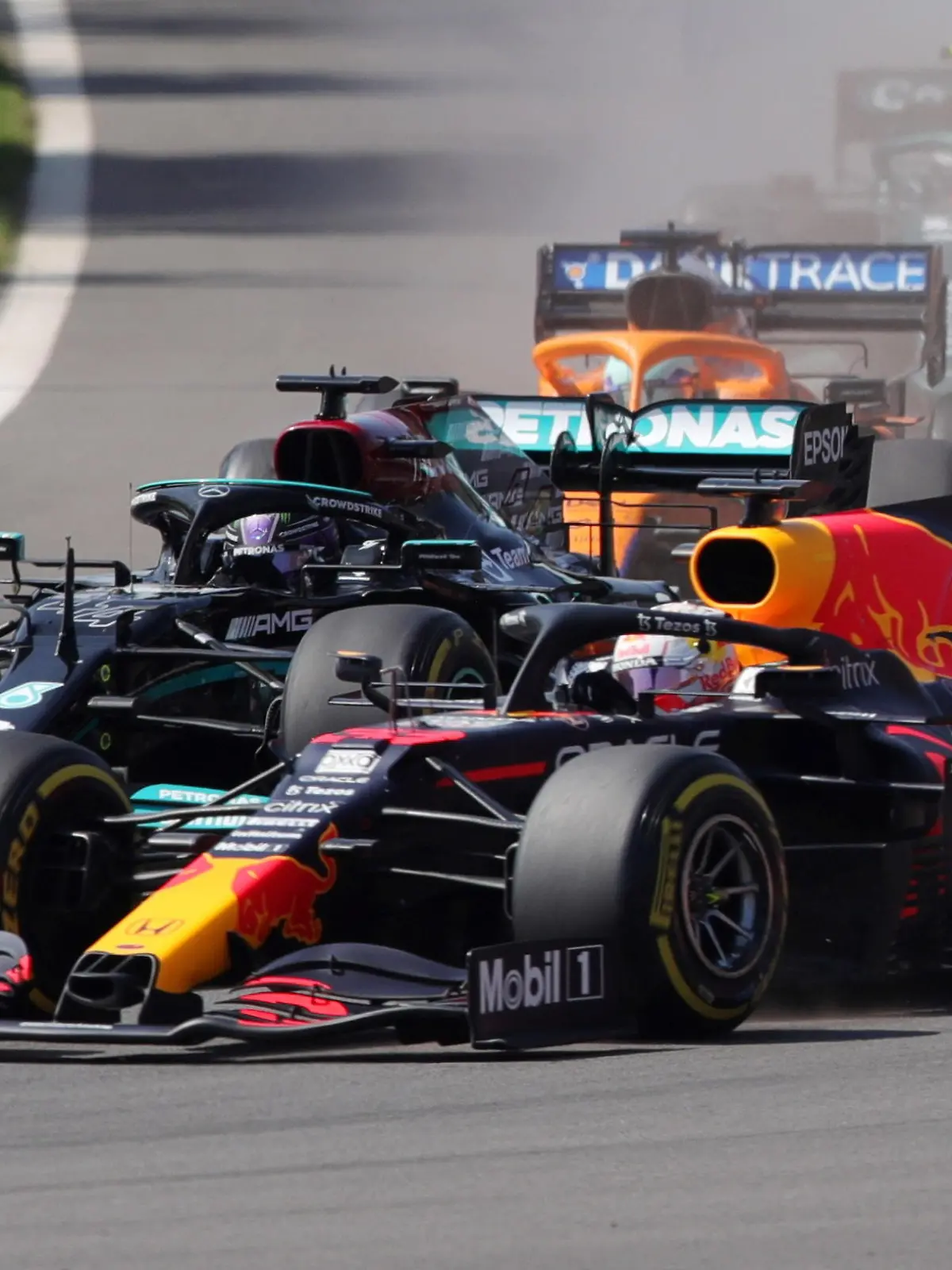 Formula One F1 - Mexico City Grand Prix - Autodromo Hermanos Rodriguez, Mexico City, Mexico - November 7, 2021 Red Bull's Max Verstappen leads Mercedes' Lewis Hamilton at the start of the race REUTERS/Henry Romero