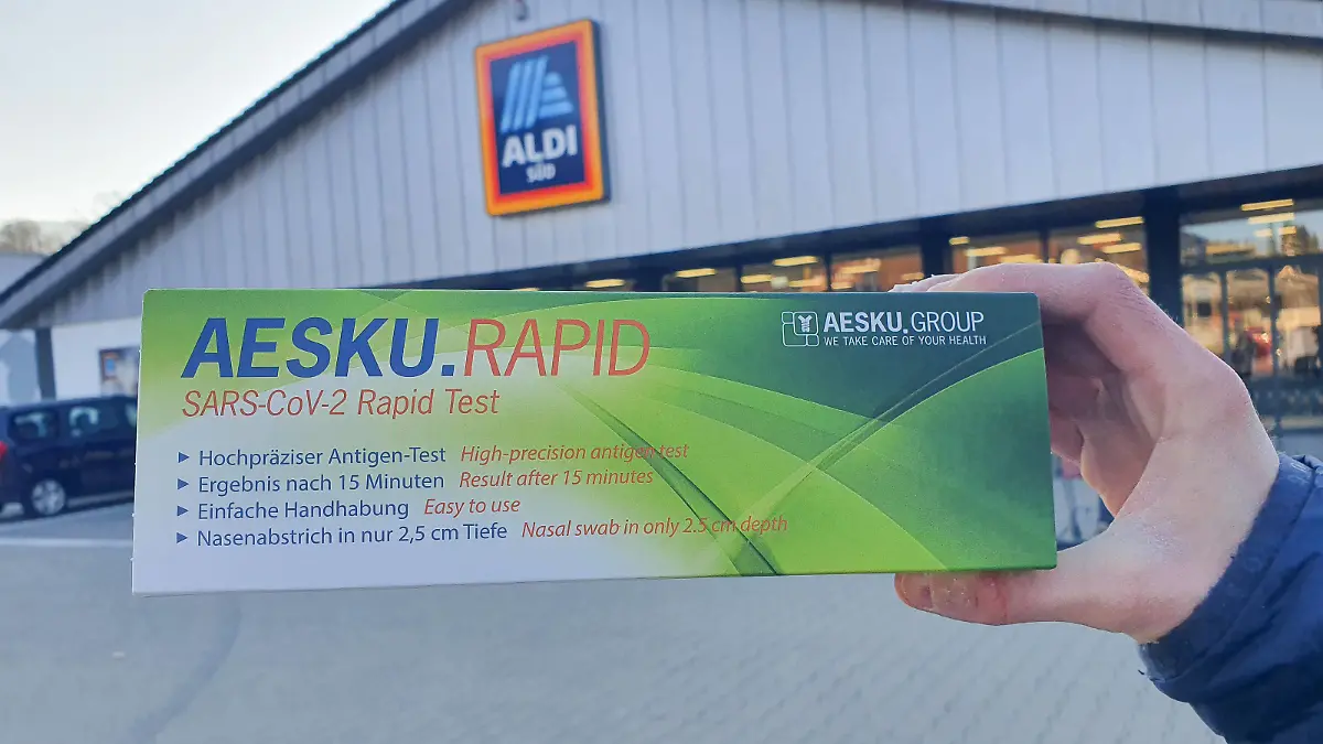 Elzach Themenbild - Aldi Süd verkauft ab heute Corona- Selbsttests, Corona-Schnelltest, SARS-CoV-2 Rapid Test, Antigentest Themenbild - Aldi Süd verkauft ab heute Corona- Selbsttests, Corona-Schnelltest, SARS-CoV-2 Rapid Test, Antigentest ab heute verkauft Aldi Süd einen Corona-Selbsttest, Corona-Schnelltest, Antigentest, SARS-CoV-2 Rapid Test, Antigen-Test. Durch einen Nasenabstrich erhält man das Ergebnis nach 15 Minuten Symbolbild, Featurebild *** Elzach theme image Aldi Süd sells from today Corona self-tests, Corona rapid test, SARS CoV 2 Rapid Test, antigen test theme image Aldi Süd sells from today Corona self-tests, Corona rapid test, SARS CoV 2 Rapid Test, antigen test from today Aldi Süd sells a Corona self-test, Corona rapi Copyright: xFleigx/xEibner-Pressefotox EP_dfg