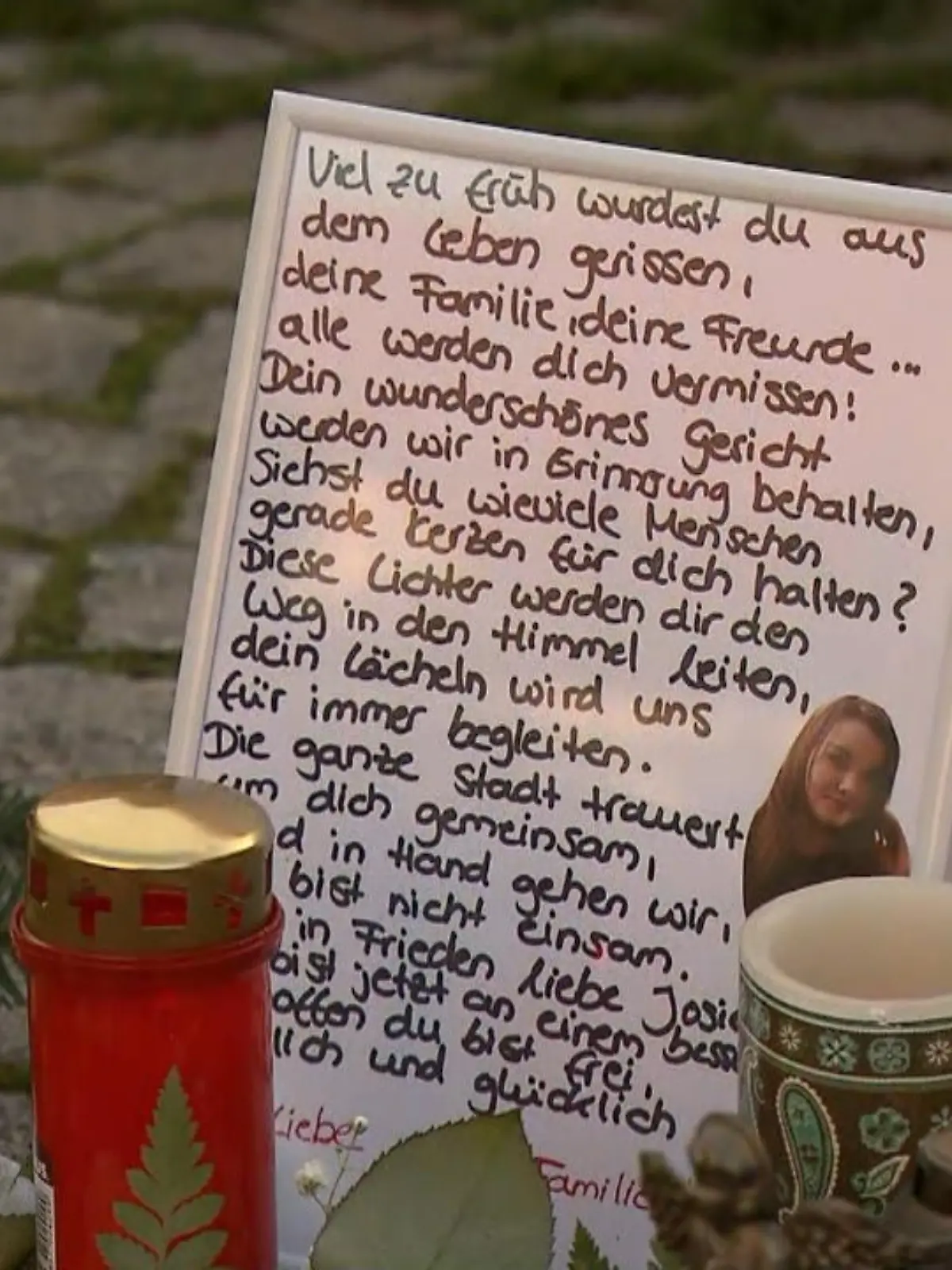 In Aschersleben in Sachsen-Anhalt gedenken die Menschen des toten 14-jährigen Mädchens Josefine. Sie galt fünf Tage lang als vermisst, ehe ihre Leiche gefunden wurde.