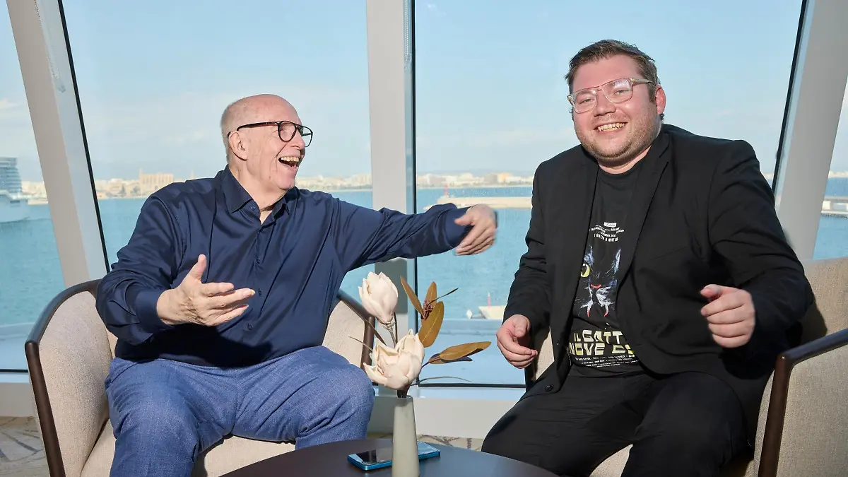 Spaß beim Interview: Hier gibt Calli RTL-Reporter Kai Franzke Jr. Tipps, wo das Sportdeck auf der „Relax” ist