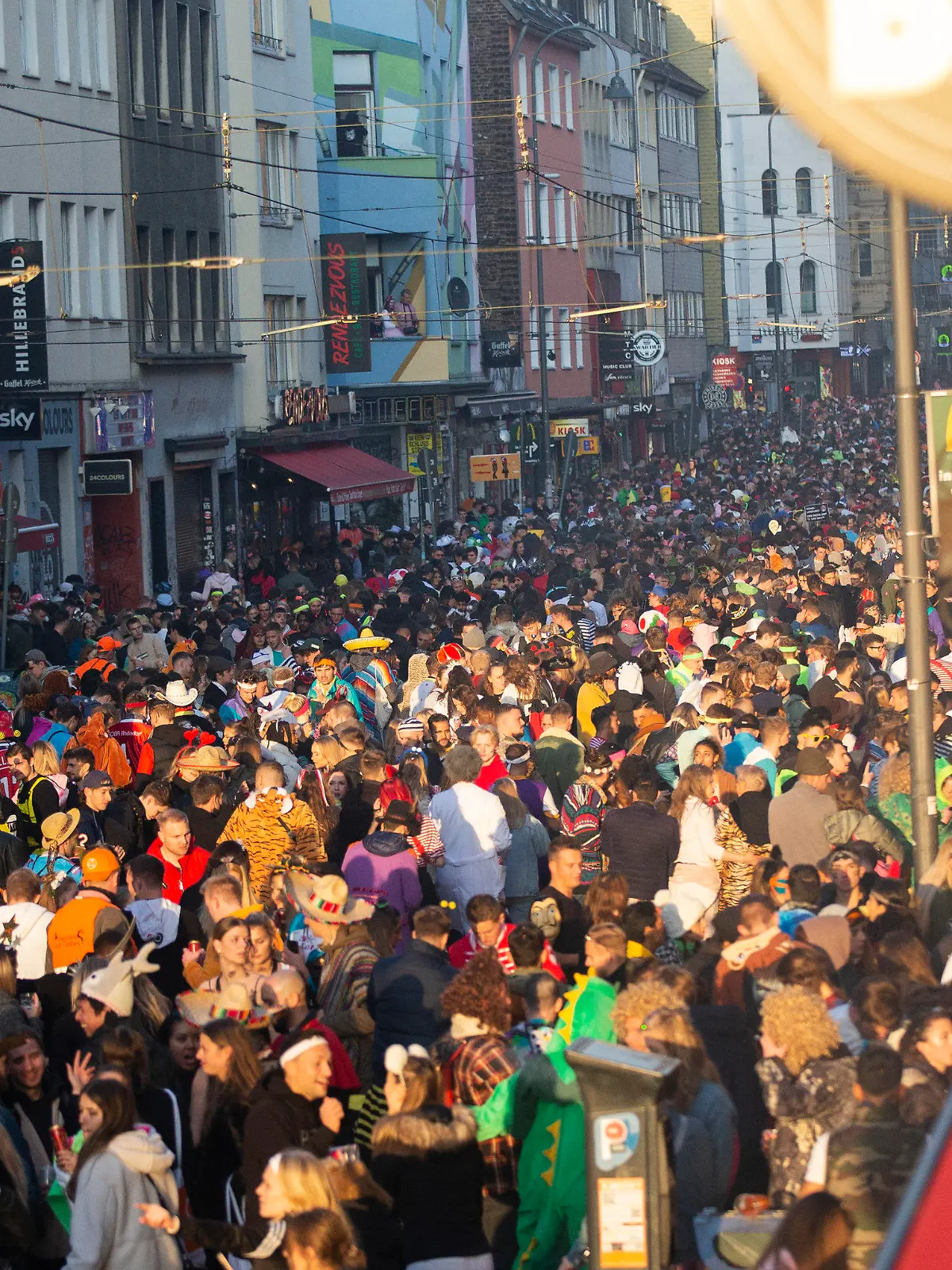 11.11.2021, Nordrhein-Westfalen, Köln: Junge Menschen feiern in dem 2G-Bereich um den Zülpicher Platz und der Zülpicher Strasse. Der 11.11. wird dieses Jahr wieder unter Corona-Bedingungen in Präsenz gefeiert. Allerdings gilt das in den Karnevalshochburgen Köln und Düsseldorf nur für Geimpfte und Genesene. Foto: Thomas Banneyer/dpa +++ dpa-Bildfunk +++