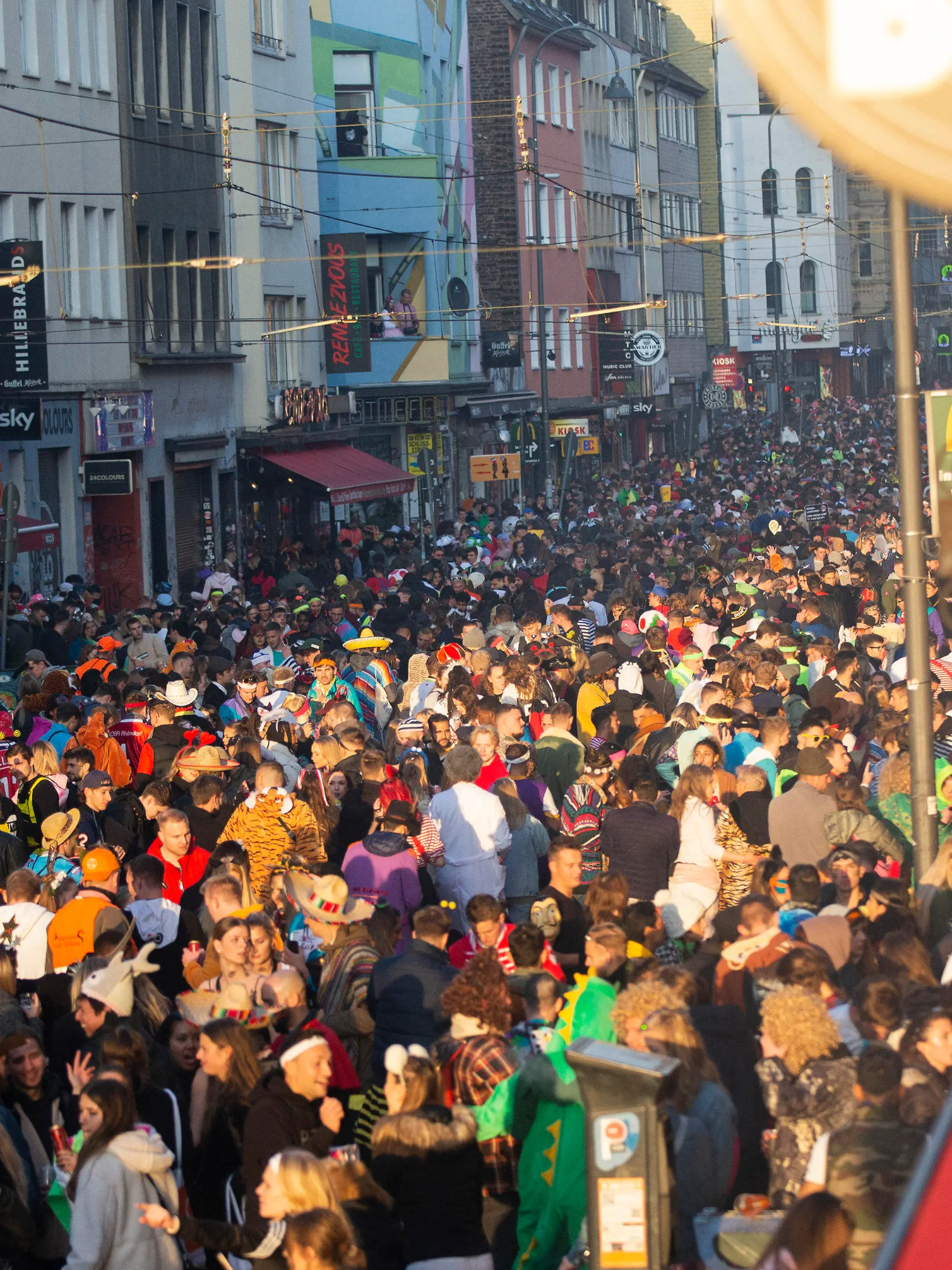 11.11.2021, Nordrhein-Westfalen, Köln: Junge Menschen feiern in dem 2G-Bereich um den Zülpicher Platz und der Zülpicher Strasse. Der 11.11. wird dieses Jahr wieder unter Corona-Bedingungen in Präsenz gefeiert. Allerdings gilt das in den Karnevalshochburgen Köln und Düsseldorf nur für Geimpfte und Genesene. Foto: Thomas Banneyer/dpa +++ dpa-Bildfunk +++