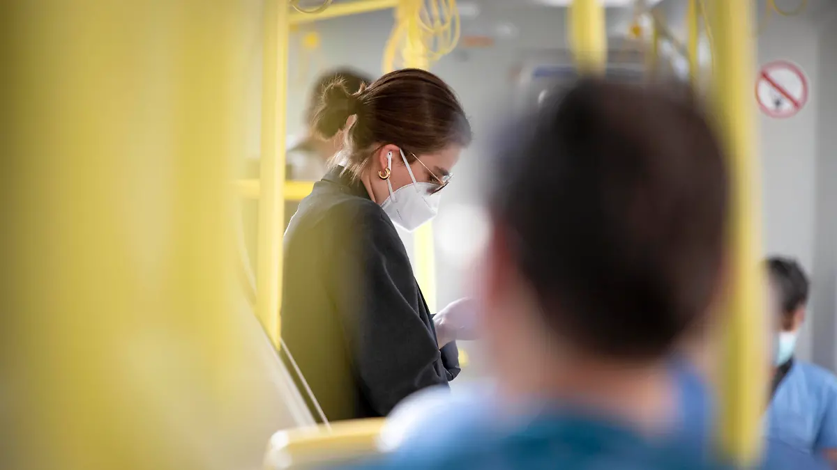 Coronavirus: Maskenpflicht in öffentlichen Verkehrsmitteln *** Corona virus: Mandatory facemask in public transport Aufgrund des Coronavirus ist das Tragen eines Mund-Nasen-Schutzes in den öffentlichen Verkehrsmitteln verpflichtend. Im Bild: Fahrgast in einer Straßenbahn trägt einen Mund-Nasen-Schutz. Wien, Österreich. 22.08.2021 *** Due to the corona virus passengers of the public transport have to wear facemaks. Picture: Passenger in a streetcar wears a facemask. Vienna, Austria. August 22nd, 2021 Straßenbahn der Wiener Linien PUBLICATIONxNOTxINxAUT