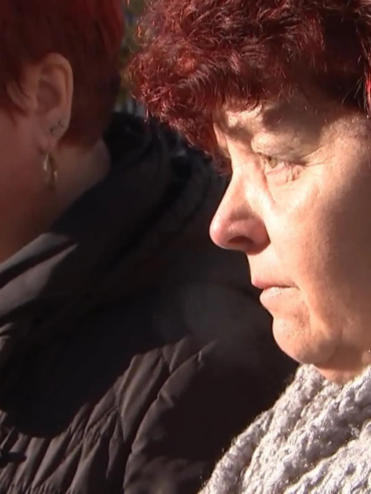 Bei einer Gedenkveranstaltung verabschieden sich die Menschen in Aschersleben von der 14-jährigen Josefine, die erst als vermisst galt und dann in einem Garagenkomplex tot aufgefunden wurde. Josefines Großtante Ilona Hinz bricht in Tränen aus, als sie über den Tod der 14-Jährigen spricht.