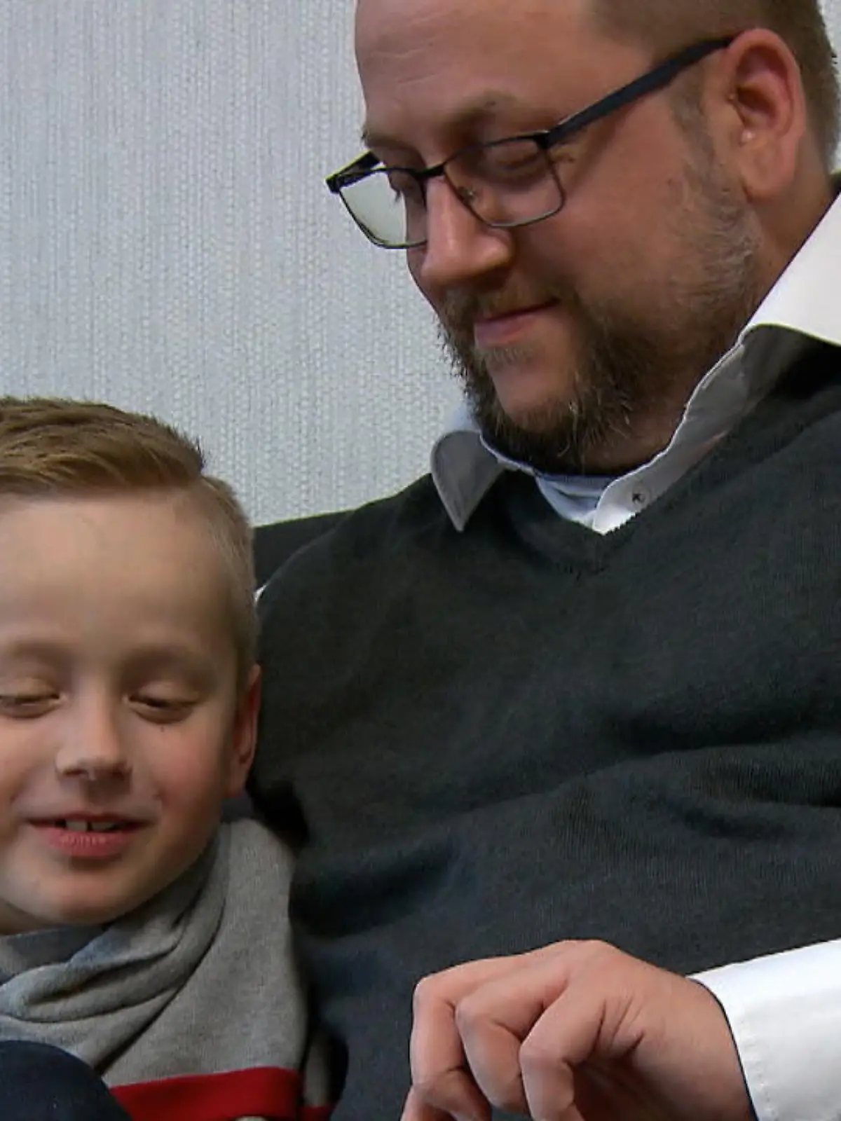 Bild zu: "Vater zeichnet für seinen Sohn"