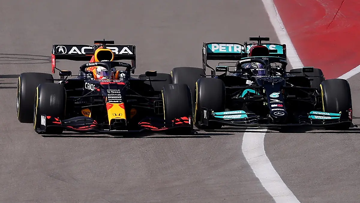 Formula One F1 - United States Grand Prix - Circuit of the Americas, Austin, Texas, U.S. - October 24, 2021 Red Bull's Max Verstappen and Mercedes' Lewis Hamilton in action at the start of the race REUTERS/Mike Blake TPX IMAGES OF THE DAY