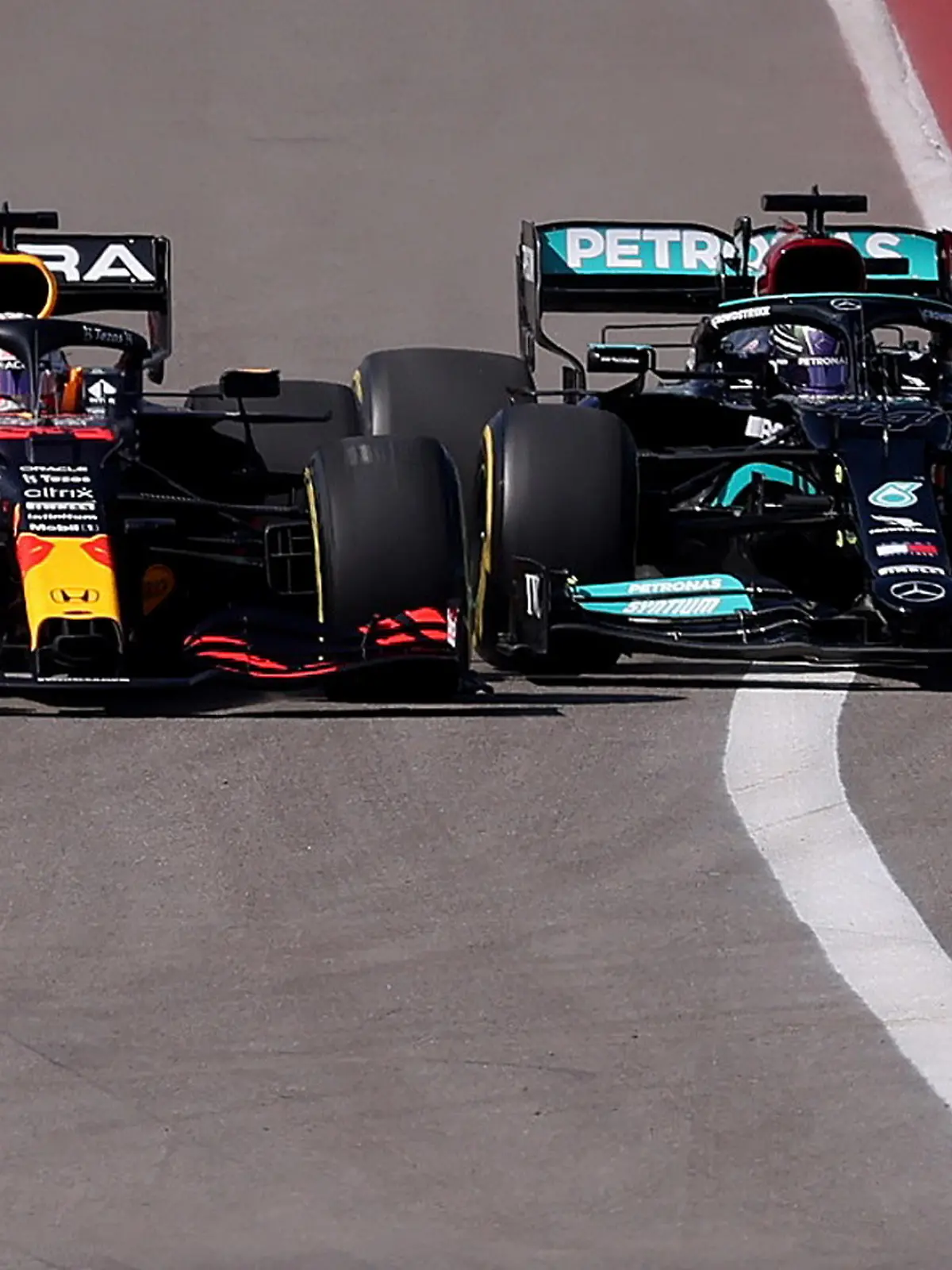 Formula One F1 - United States Grand Prix - Circuit of the Americas, Austin, Texas, U.S. - October 24, 2021 Red Bull's Max Verstappen and Mercedes' Lewis Hamilton in action at the start of the race REUTERS/Mike Blake     TPX IMAGES OF THE DAY