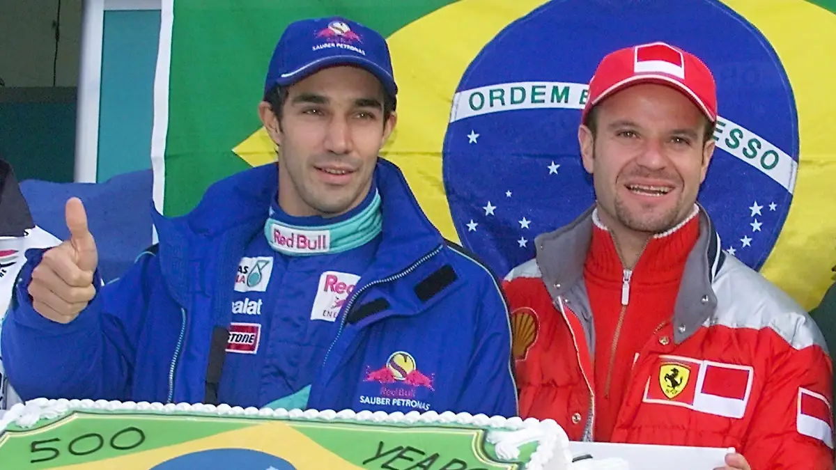 Die brasilianischen Formel 1-Piloten (v.l.) Pedro Diniz und Rubens Barrichello posieren am 22.04.2000 in Silverstone mit einer Torte vor der Flagge ihres Heimatlandes und feiern den 500. Jahrestag der Entdeckung Brasiliens. Sie starten hier zum 51. Grand Prix von England.