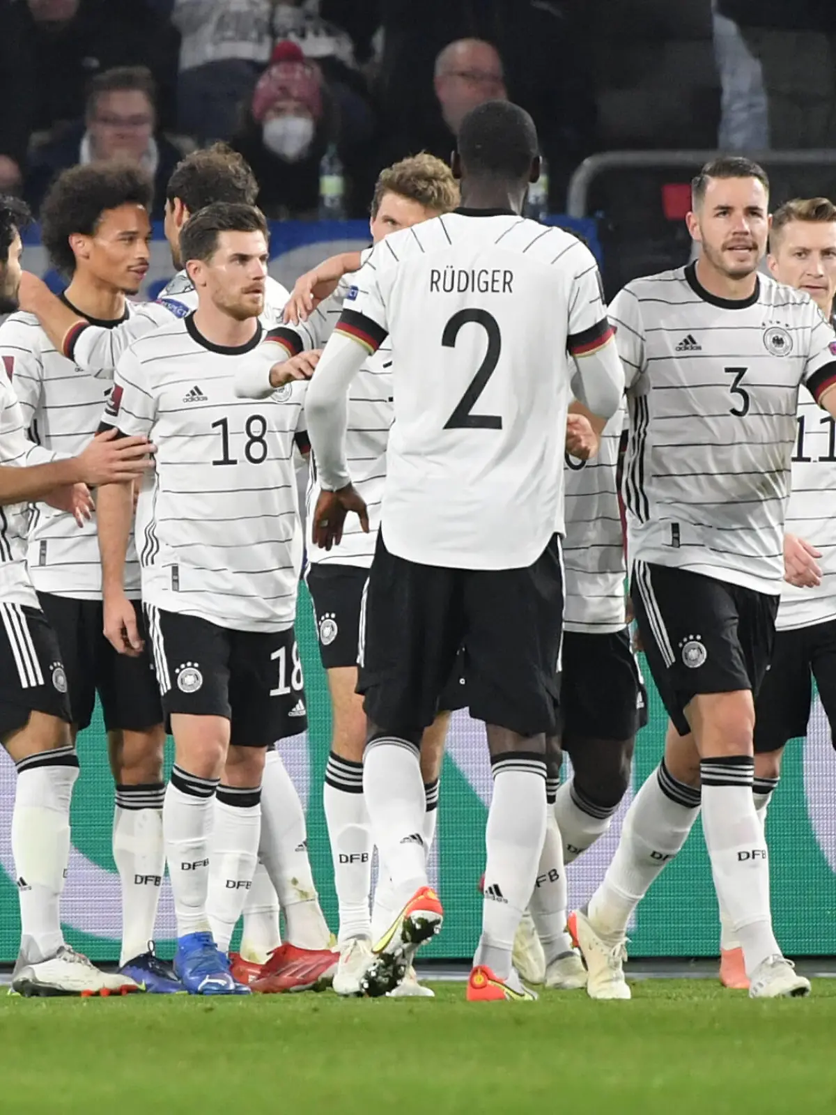  Jubel 3:0, Torschütze Leroy Sane Deutschland, 2. v.li.,wird gefeiert 11.11.2021, Fussball UEFA WM Qualifikation, Europa, 2021/22, 9. Spieltag, Deutschland - Liechtenstein Foto: Maik Hölter/TEAM2sportphoto Wolfsburg Niedersachsen Deutschland *** Cheers 3 0, goal scorer Leroy Sane Germany , 2 v left ,is celebrated 11 11 2021, football UEFA World Cup qualifier, Europe, 2021 22, matchday 9, Germany Liechtenstein photo Maik Hölter TEAM2sportphoto Wolfsburg Lower Saxony Germany. Team2