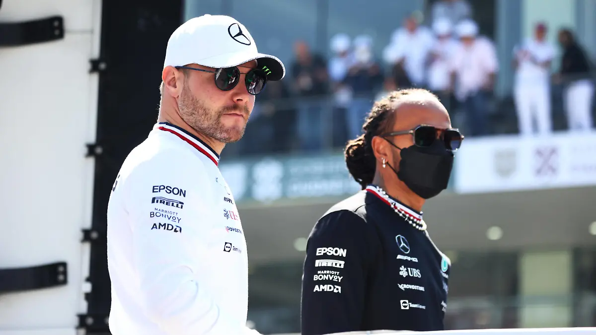 Formula 1 2021: Mexican GP AUTODROMO HERMANOS RODRIGUEZ, MEXICO - NOVEMBER 07: Valtteri Bottas, Mercedes, and Sir Lewis Hamilton, Mercedes, in the drivers parade during the Mexican GP at Autodromo Hermanos Rodriguez on Sunday November 07, 2021 in Mexico City, Mexico. Photo by Steve Etherington / LAT Images Images PUBLICATIONxINxGERxSUIxAUTxHUNxONLY GP2118_172352SNE34531
