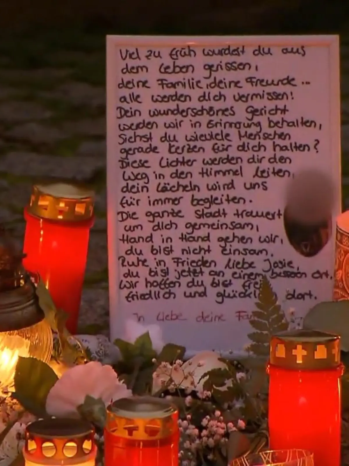 Nach dem Tod der 14-jährigen Josefine in Aschersleben in Sachsen-Anhalt hat die Polizei einen Tatverdächtigen festgenommen. Dabei soll es sich um Josefines Ex-Freund handeln, der ebenfalls erst 14 Jahre alt ist. Gegen ihn wurde wegen des dringenden Tatverdachts des Totschlags auf Antrag der Staatsanwaltschaft ein Haftbefehl erlassen, teilte die Polizeiinspektion Magdeburg am Donnerstag mit.