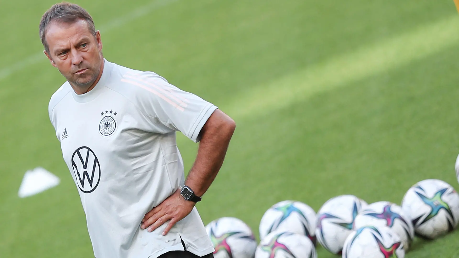 04.09.2021, Baden-Württemberg, Stuttgart: Fußball: Nationalmannschaft, Abschlusstraining vor dem WM-Qualifikationsspiel gegen Armenien. Bundestrainer Hansi Flick verfolgt das Training. (zu dpa "Flick wählt Kuntz-Nachfolger mit aus - Klose «ein toller Junge») Foto: Tom Weller/dpa +++ dpa-Bildfunk +++