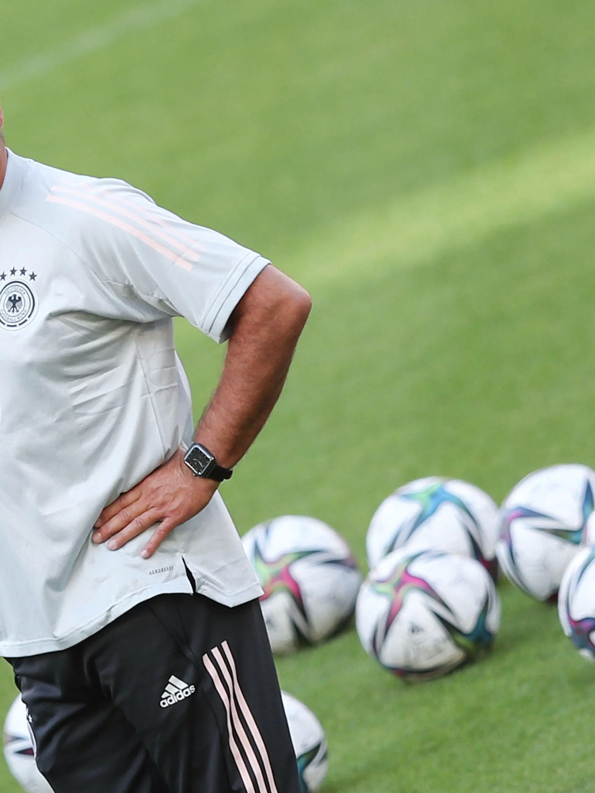 04.09.2021, Baden-Württemberg, Stuttgart: Fußball: Nationalmannschaft, Abschlusstraining vor dem WM-Qualifikationsspiel gegen Armenien. Bundestrainer Hansi Flick verfolgt das Training. (zu dpa "Flick wählt Kuntz-Nachfolger mit aus - Klose «ein toller Junge») Foto: Tom Weller/dpa +++ dpa-Bildfunk +++