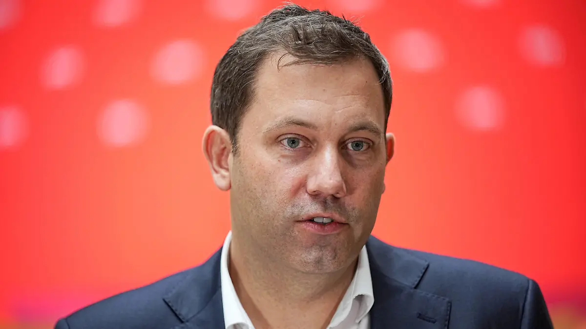 08.11.2021, Berlin: Lars Klingbeil, Generalsekretär der SPD, spricht nach den Beratungen der SPD-Spitzengremien über die neue Parteispitze im Willy-Brand-Haus mit Vertretern der Presse. Klingbeil und Parteichefin Esken wollen die SPD künftig gemeinsam führen. Foto: Michael Kappeler/dpa +++ dpa-Bildfunk +++