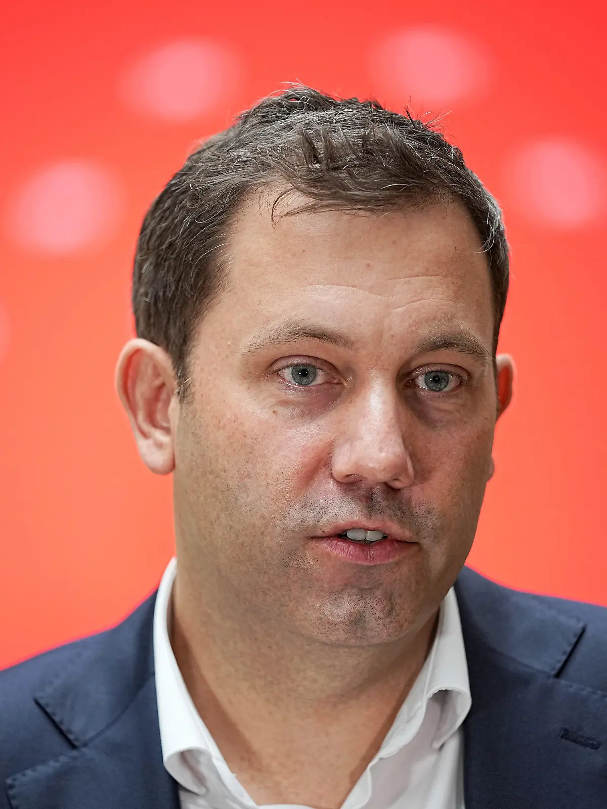08.11.2021, Berlin: Lars Klingbeil, Generalsekretär der SPD, spricht nach den Beratungen der SPD-Spitzengremien über die neue Parteispitze im Willy-Brand-Haus mit Vertretern der Presse. Klingbeil und Parteichefin Esken wollen die SPD künftig gemeinsam führen. Foto: Michael Kappeler/dpa +++ dpa-Bildfunk +++